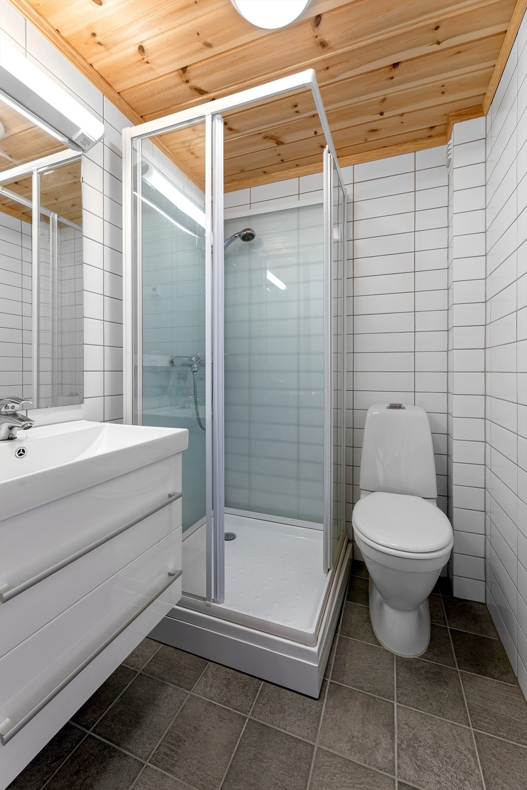 Lyst bad i 2. etasje med toalett, servant og dusjkabinett. Galleribilde