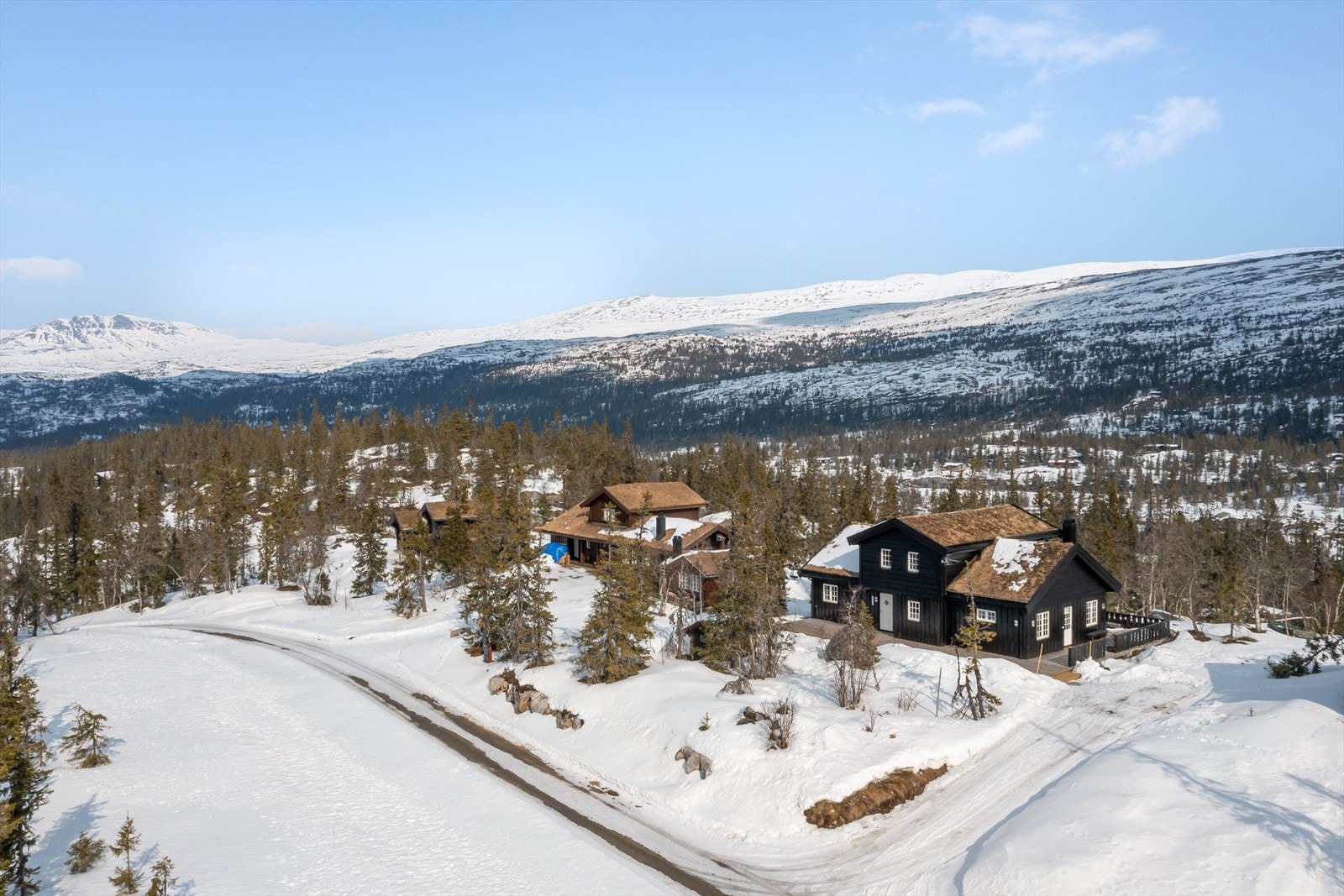 Enkel adkomst og god plass til parkering på egen gårdsplass. Galleribilde