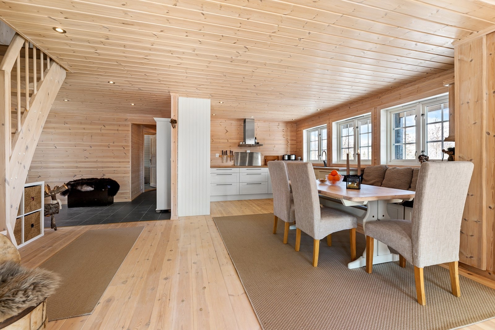 Stuen har moderne åpen løsning mot spisestue og kjøkken. Galleribilde