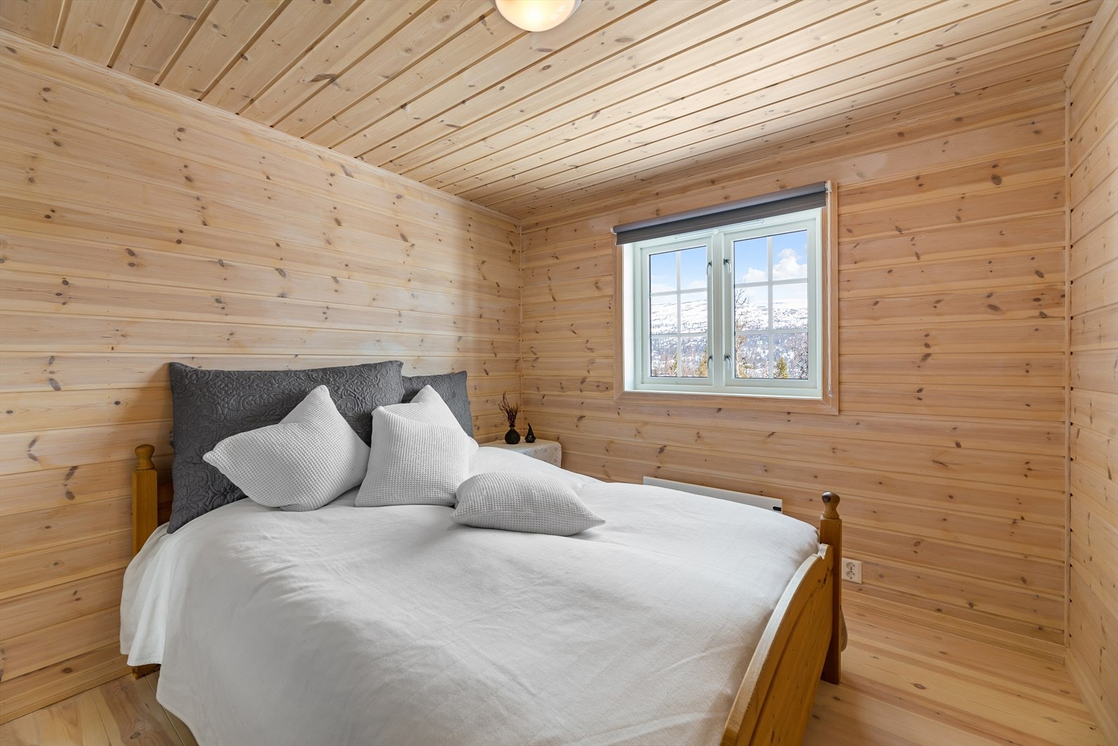 Hovedsoverommet ligger for seg selv i 1. etasje. Galleribilde