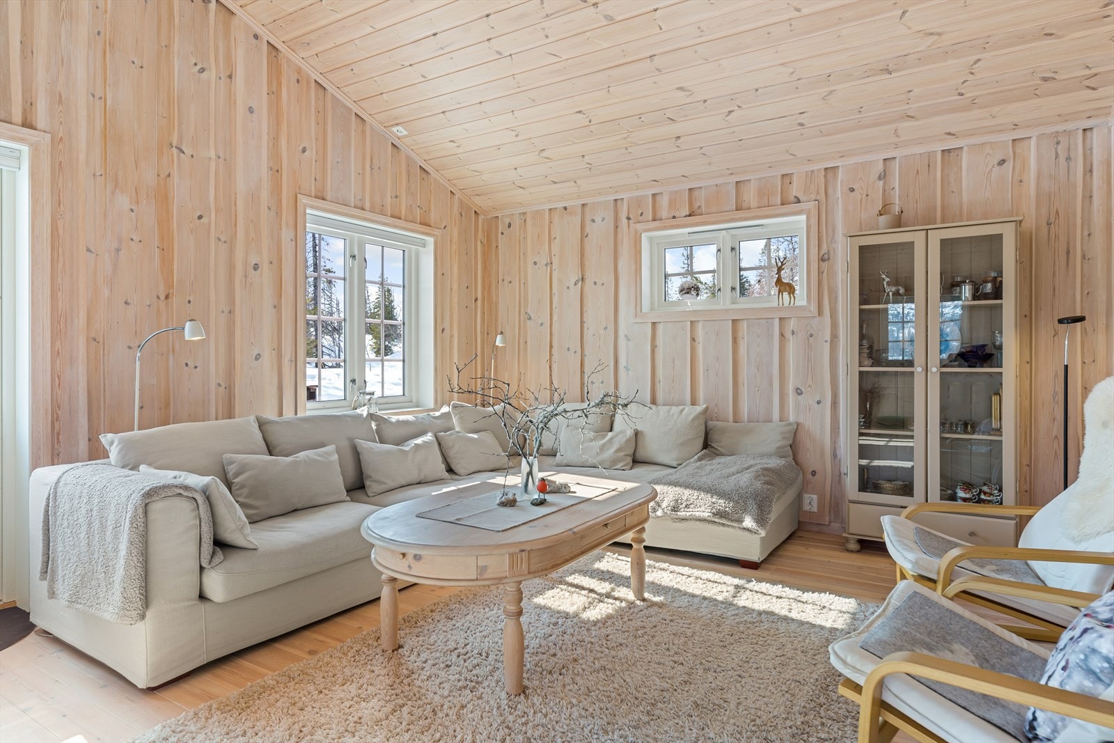 Hytta har en romslig vinkelstue med god plass til møblering. Galleribilde