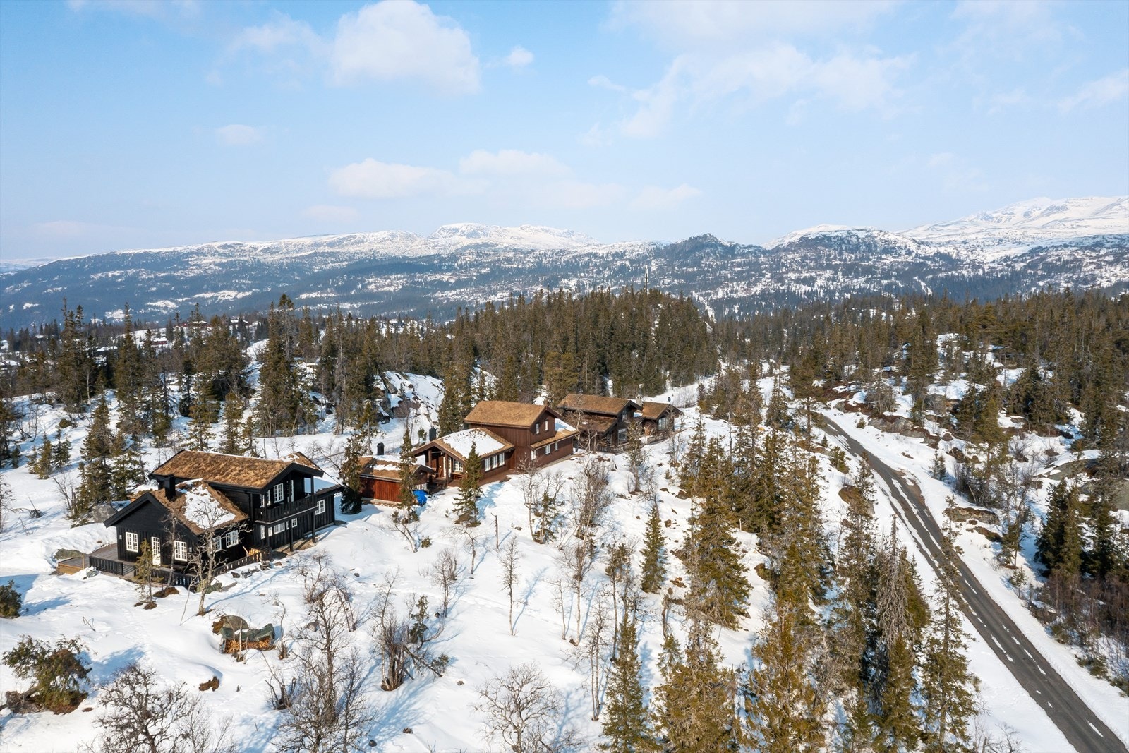 Fra hytta er det umiddelbar nærhet til variert turterreng sommer som vinter, samt milevis av preparerte skiløyper i alle retninger og fantastiske turmuligheter til fots. Galleribilde