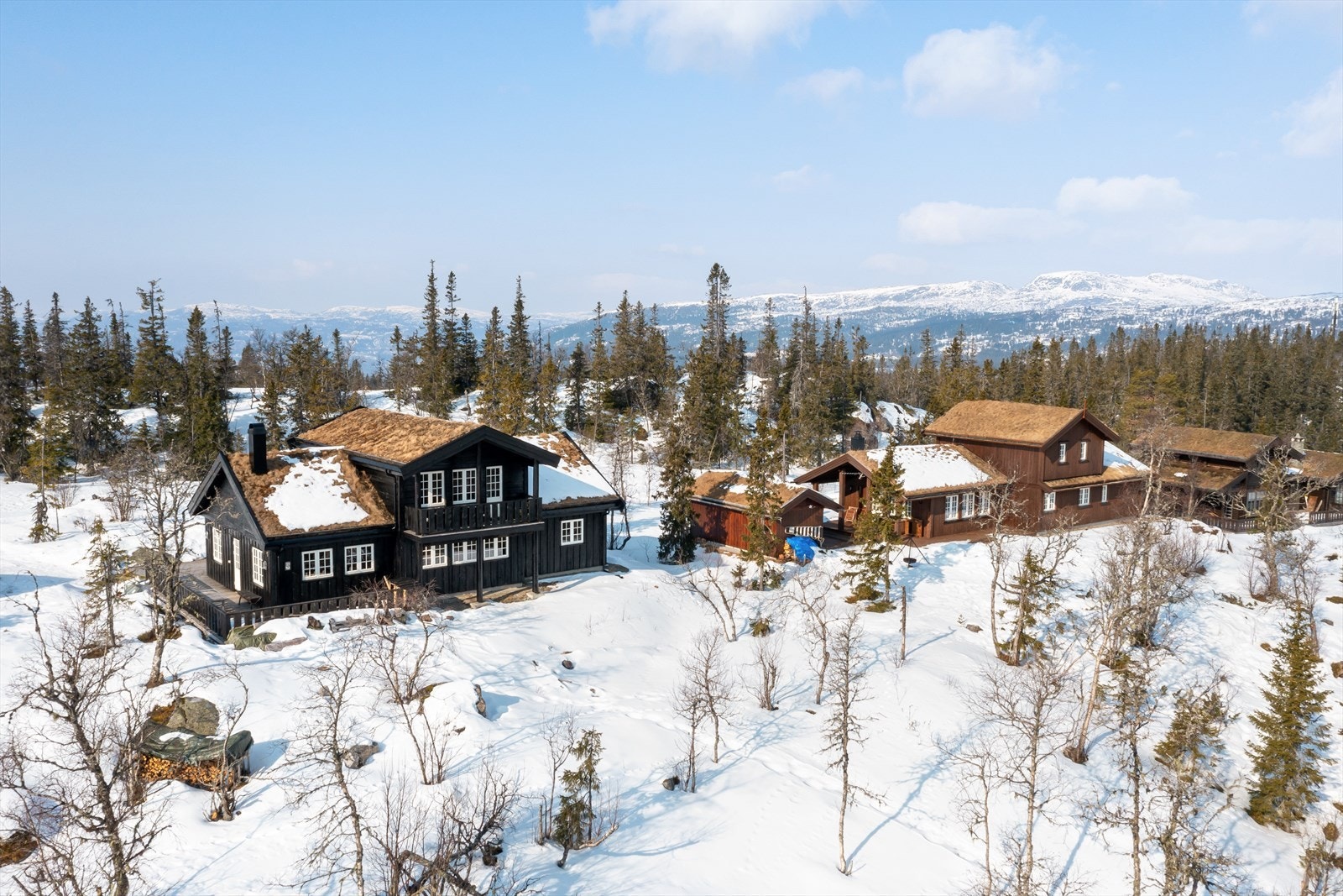 Sjusjøbroren 6 har en flott beliggenhet, skjermet og fredelig ca. 870 moh. i et populært hyttefelt på TempelseterØvre Sjusjøåsen. Galleribilde