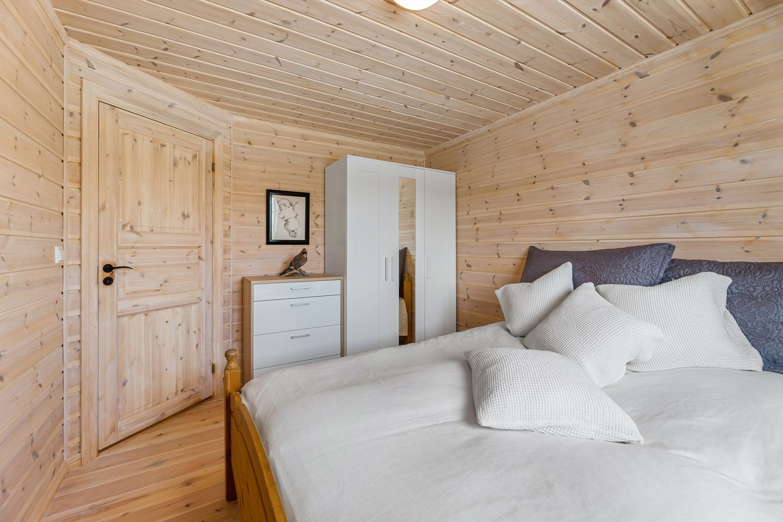 Soverommet har god plass til dobbeltseng, nattbord og garderobe. Galleribilde
