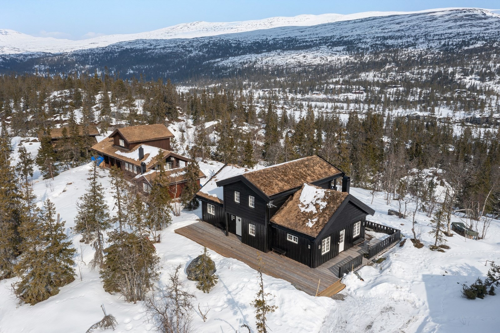 Hytta har en stor terrasse, som strekker seg langt 3 sider av hytta. Galleribilde