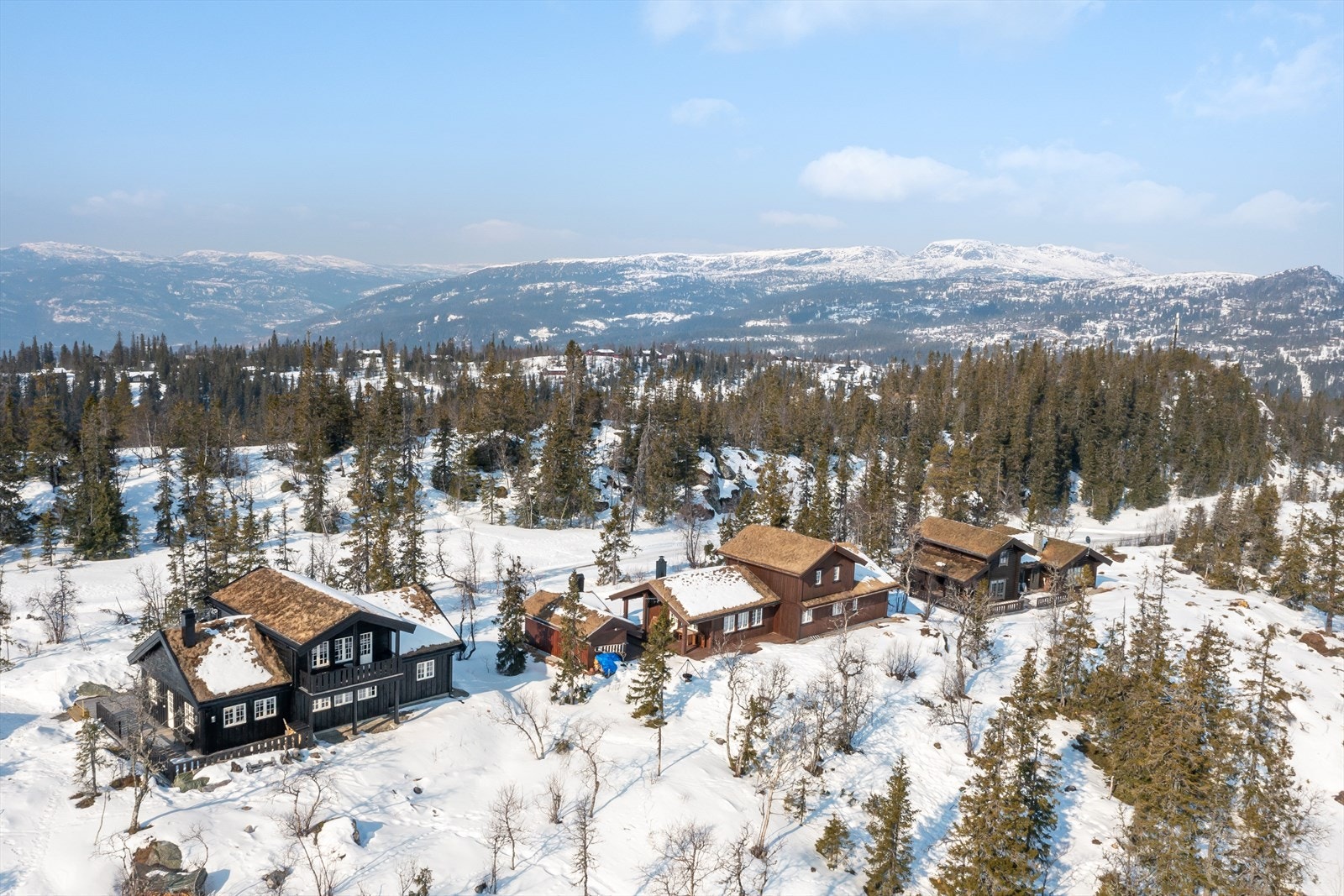 Over veien, like nedenfor hytta går det preparerte skiløyper som kobler seg på det store løypenettet Tempelseter - Norefjell. Galleribilde