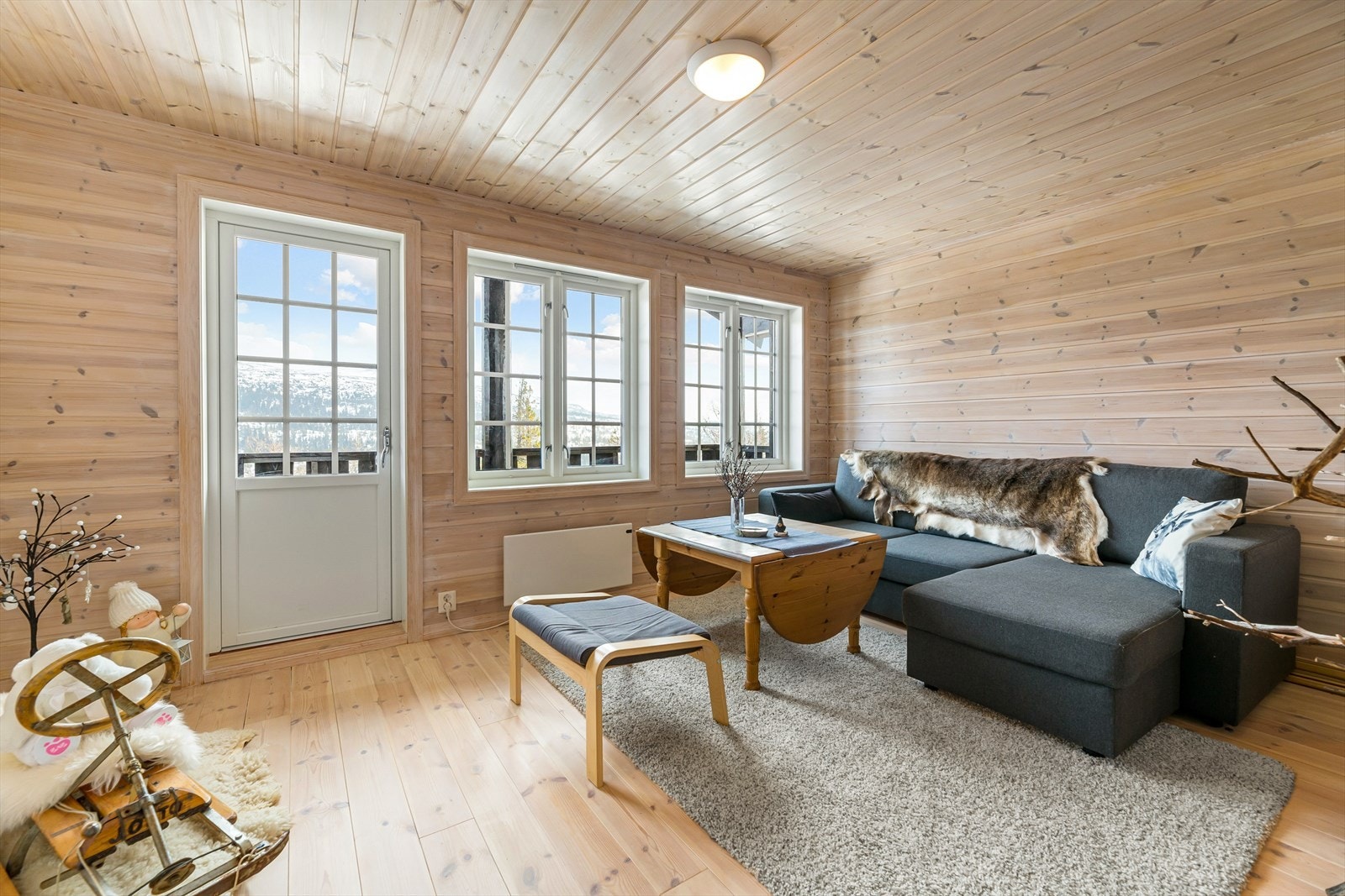 Fra stuen er det utgang til en hyggelig veranda med flott utsikt. Galleribilde