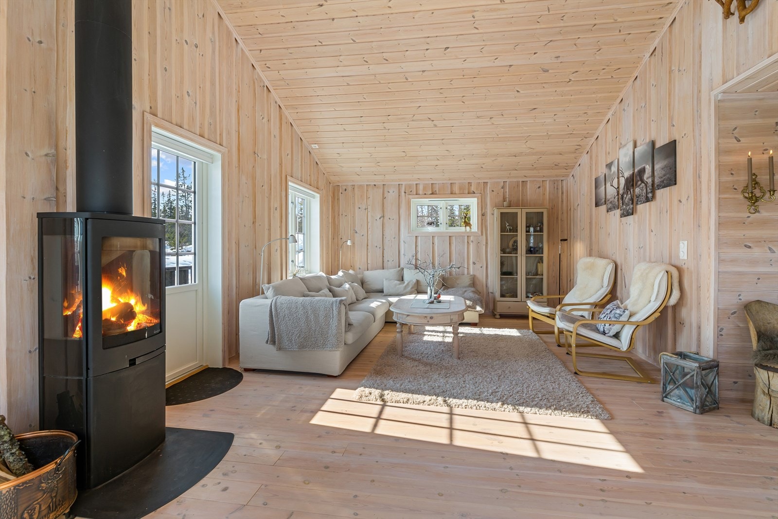 Hytta har en moderne peisovn i stuen. Galleribilde