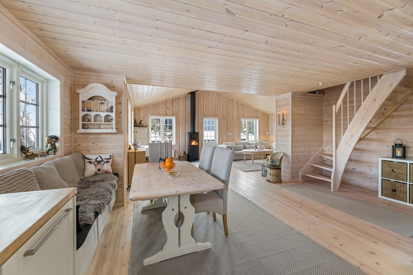 Hytta har lyse og moderne rom. Galleribilde