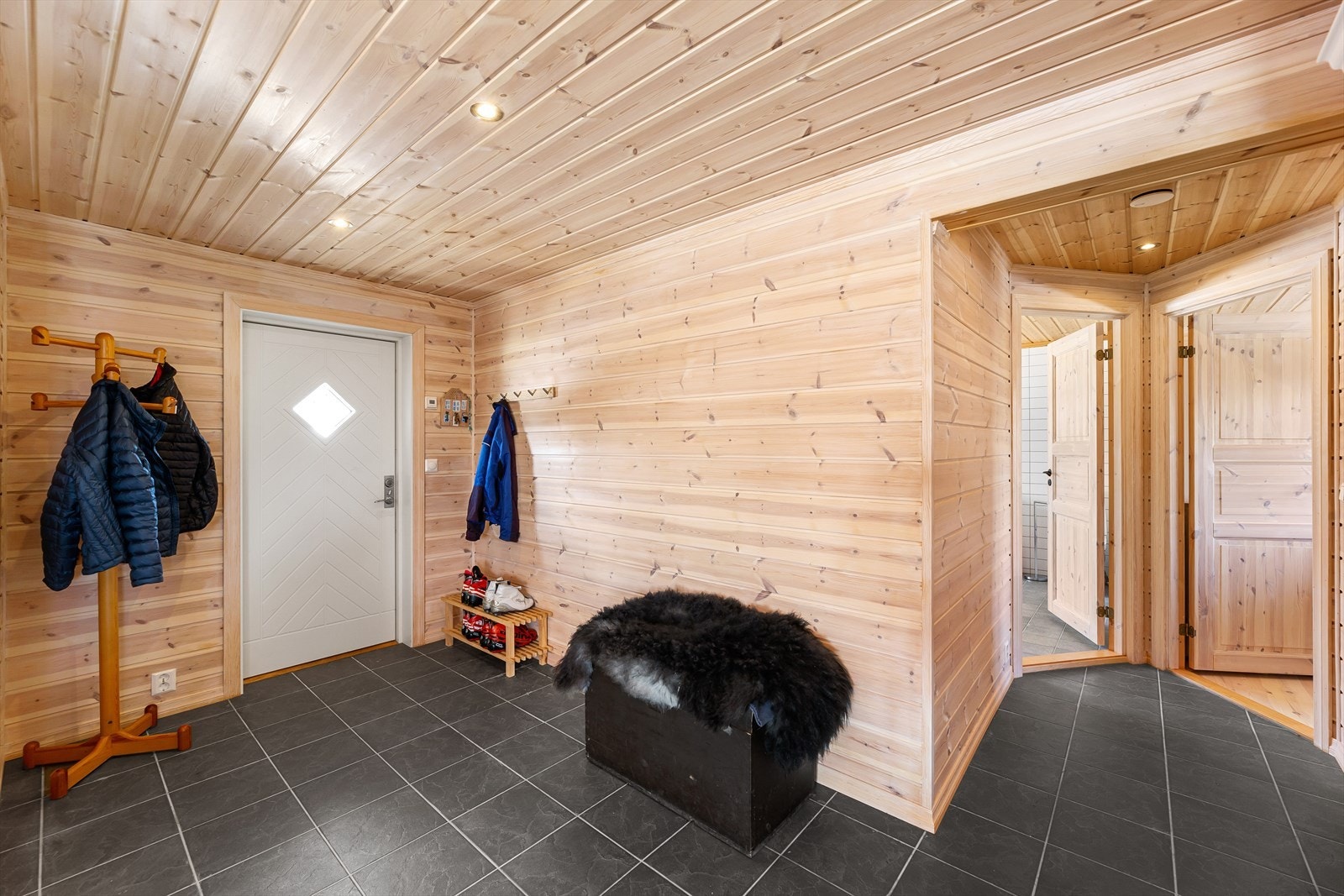 Velkommen inn! Romslig, flislagt hall med god plass til yttertøy. Galleribilde