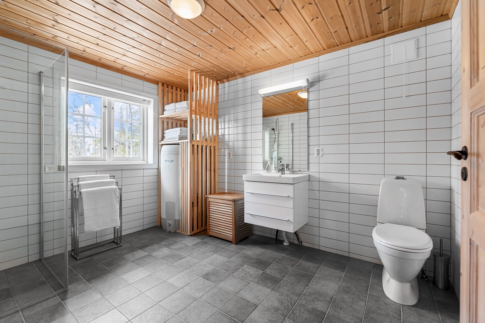 Hytta har 2 bad. Badet i 1. etasje er innredet med toalett, servant, dusjhjørne og varmtvannsbereder. Galleribilde