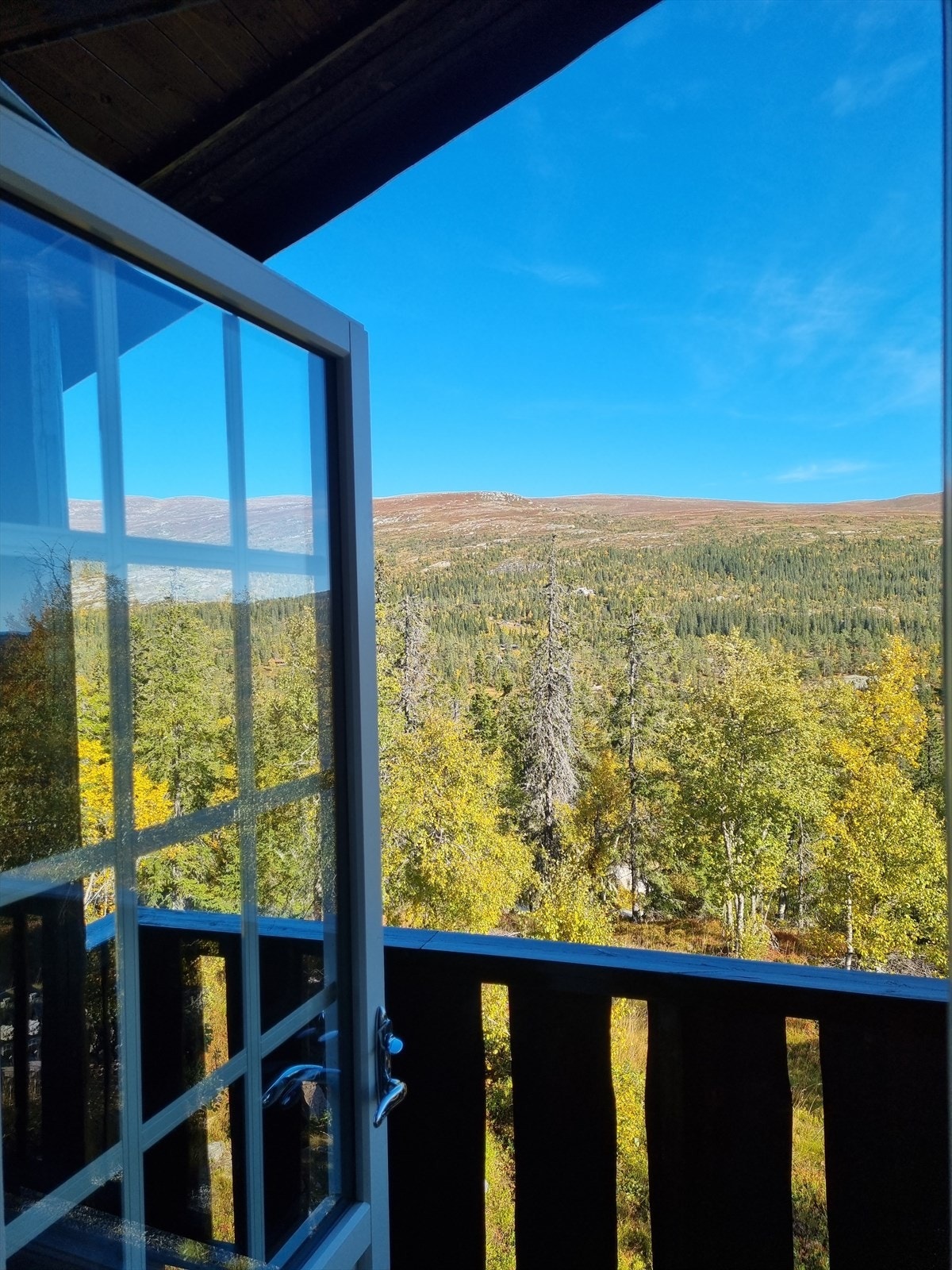 Fra stuen er det utgang til en overbygget veranda med nydelig utsikt. Galleribilde