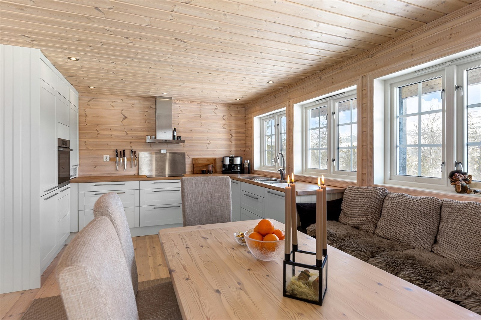 Det er god plass til et spisebord ved kjøkkenet. Galleribilde