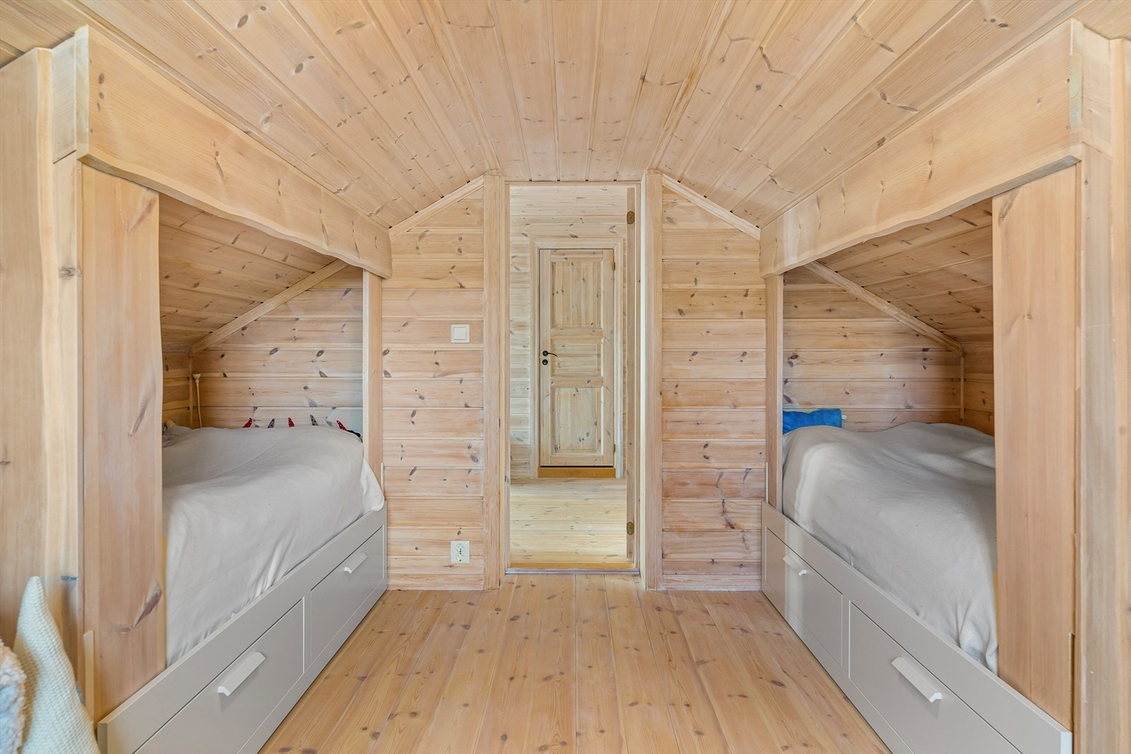 Innbygde skuffer under sengeplassene. Galleribilde