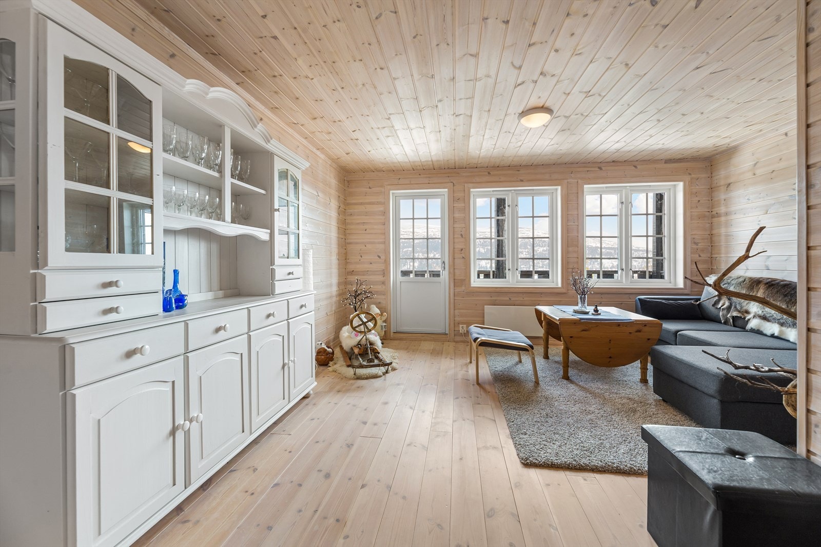 I 2. etasje har hytta enda en stue. Galleribilde