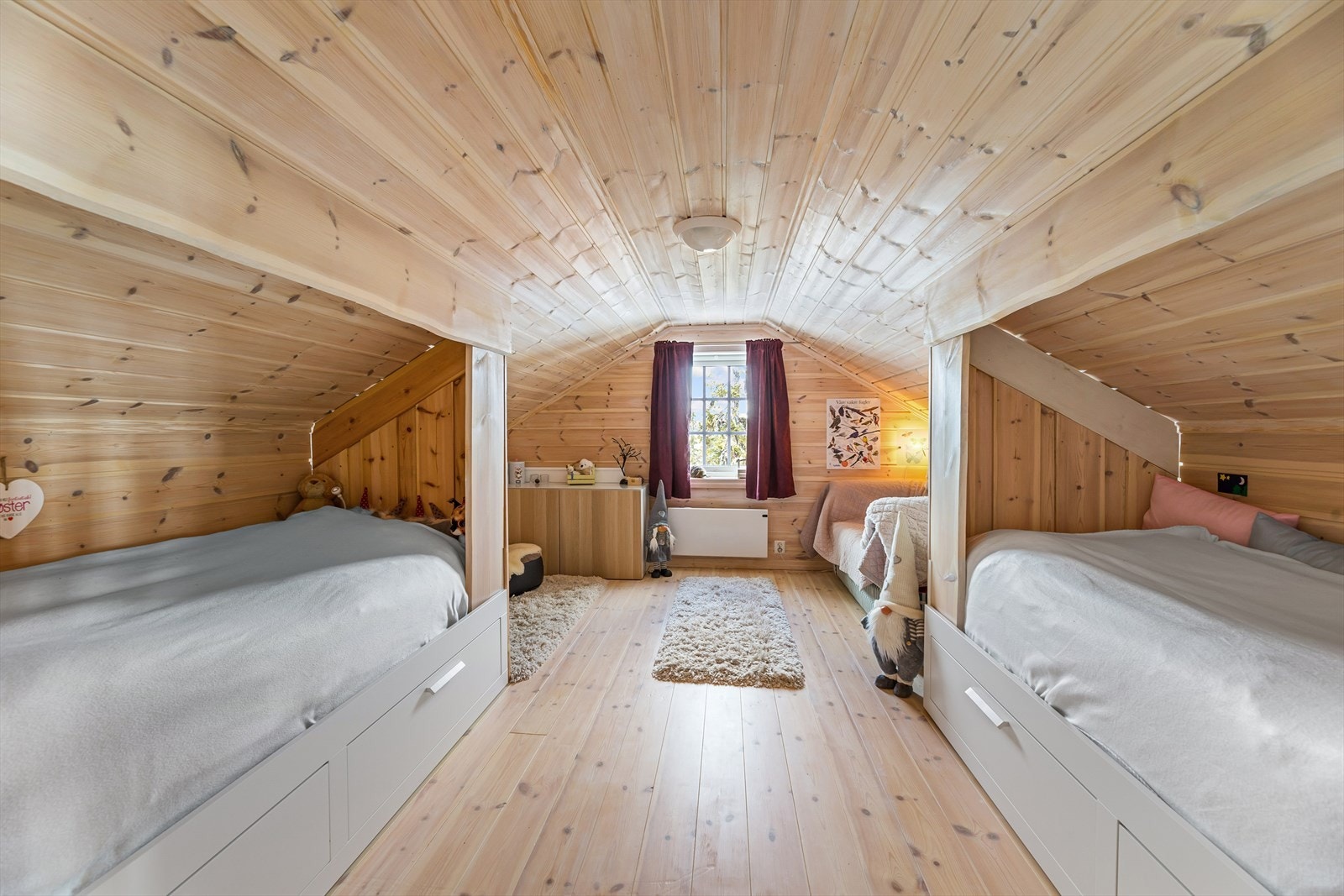 Praktisk innredet hemsrom med plassbygde sengeplasser. Galleribilde