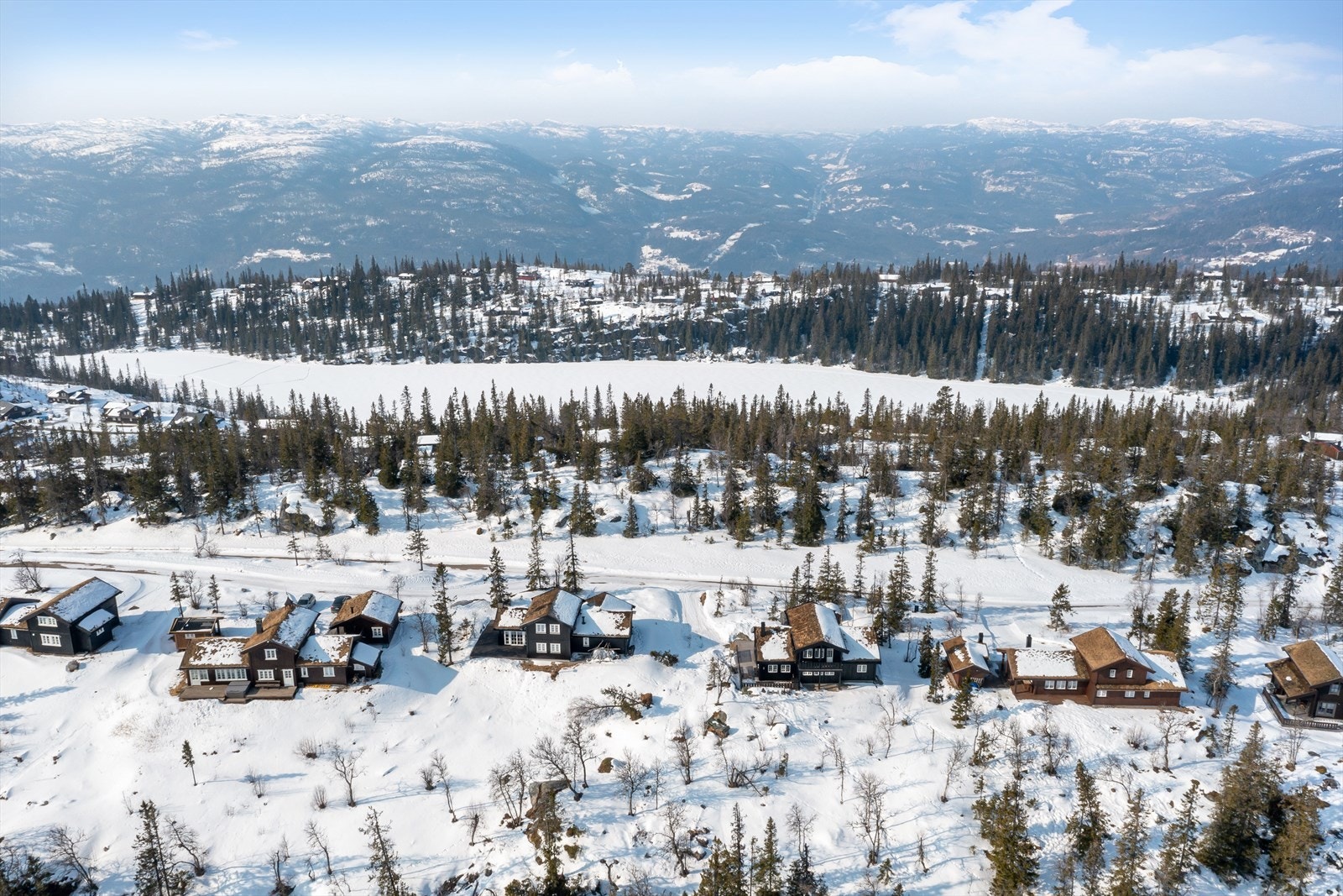 Gamlesetervatnet er et populært bade og fiskevann som ligger like ved hytta. Galleribilde