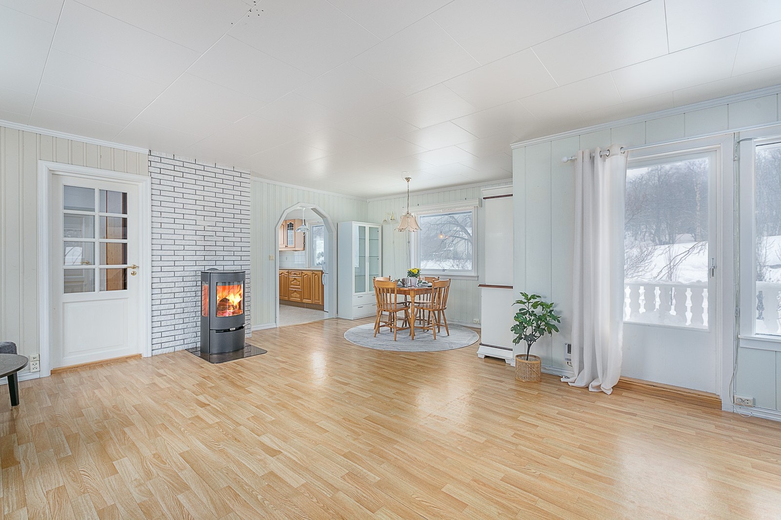 Stor og lys stue med vedfyring og utgang til solrik veranda. Galleribilde