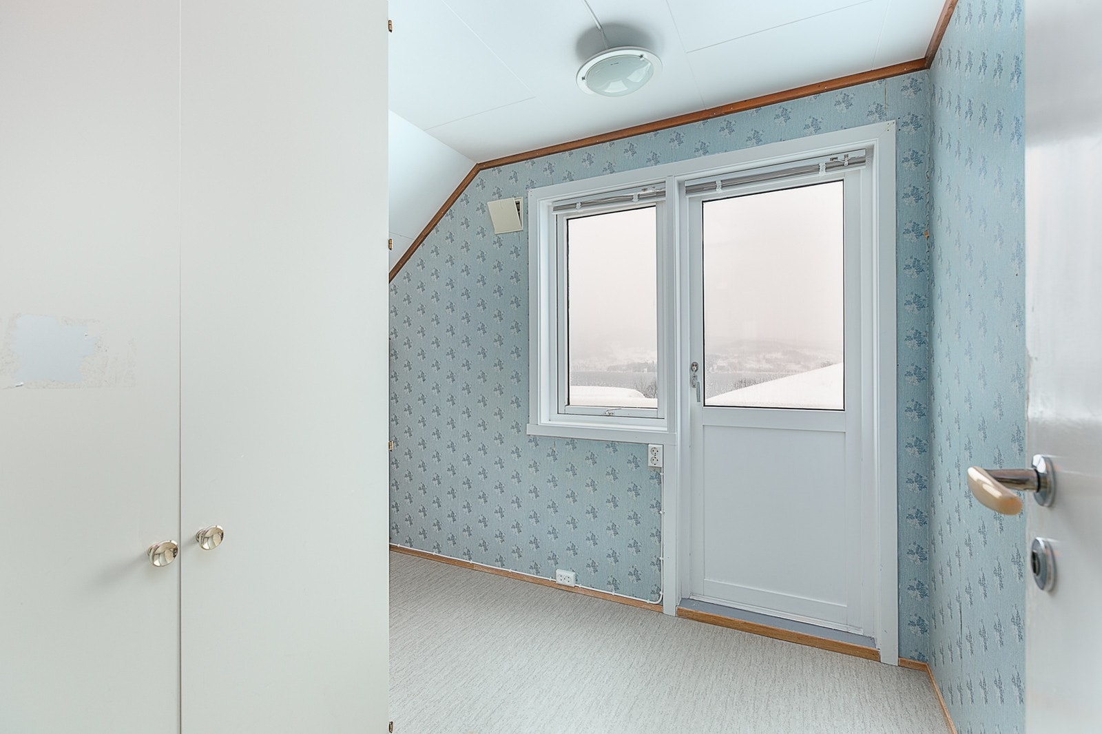 Soverom med utgang til liten veranda. Galleribilde