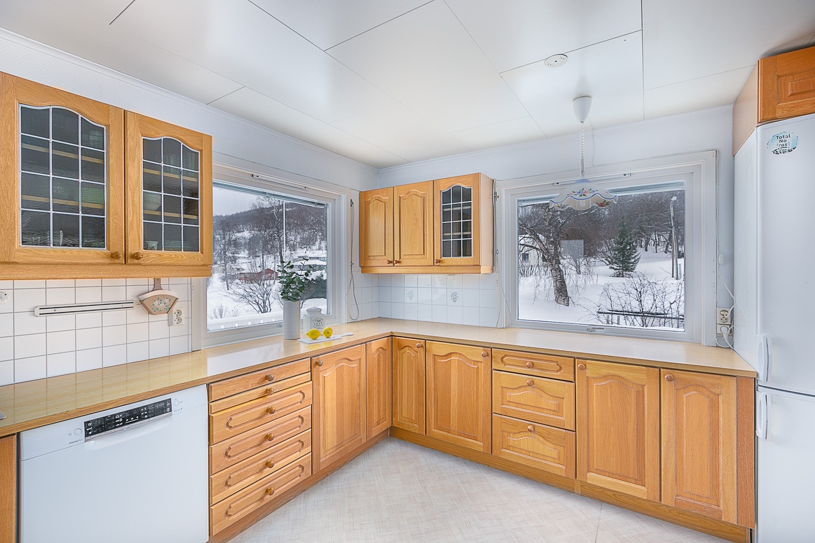 Kjøkkenet er av eldre dato og har godt med benke- og skapplass. Galleribilde