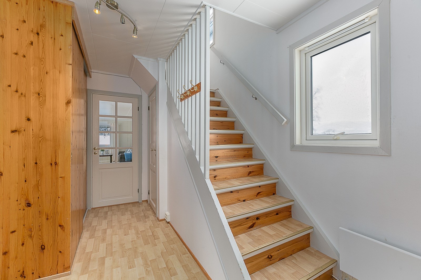 Gang med trapp opp til loftsetasjen. Galleribilde