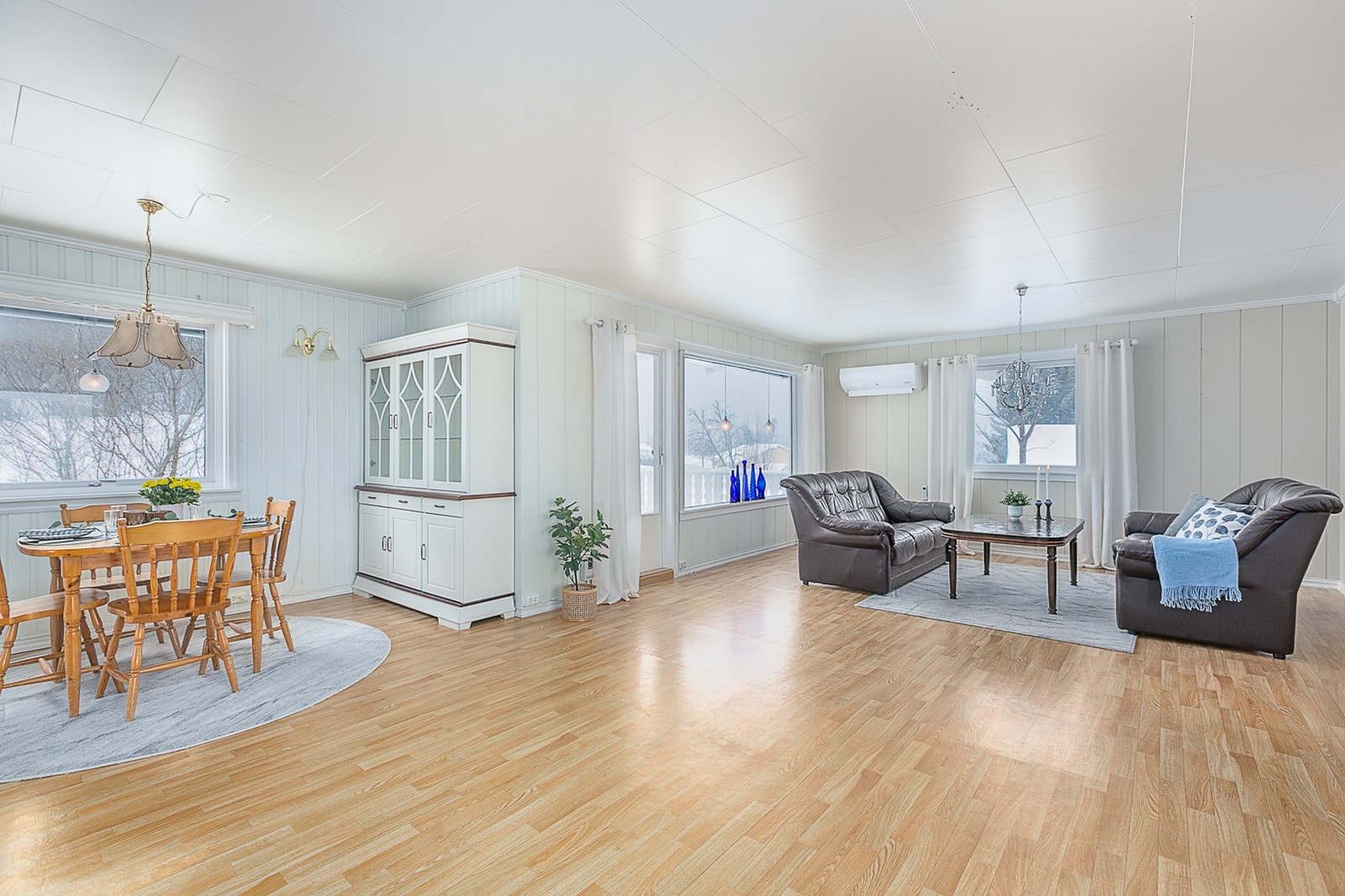 Stuen gir rom for møblering av flere soner, og de store vindusflatene slipper inn mye naturlig lys. Galleribilde