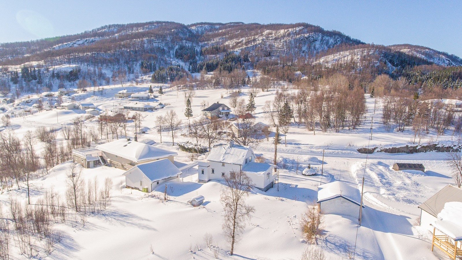 Landlig beliggenhet med spredt bebyggelse. Galleribilde