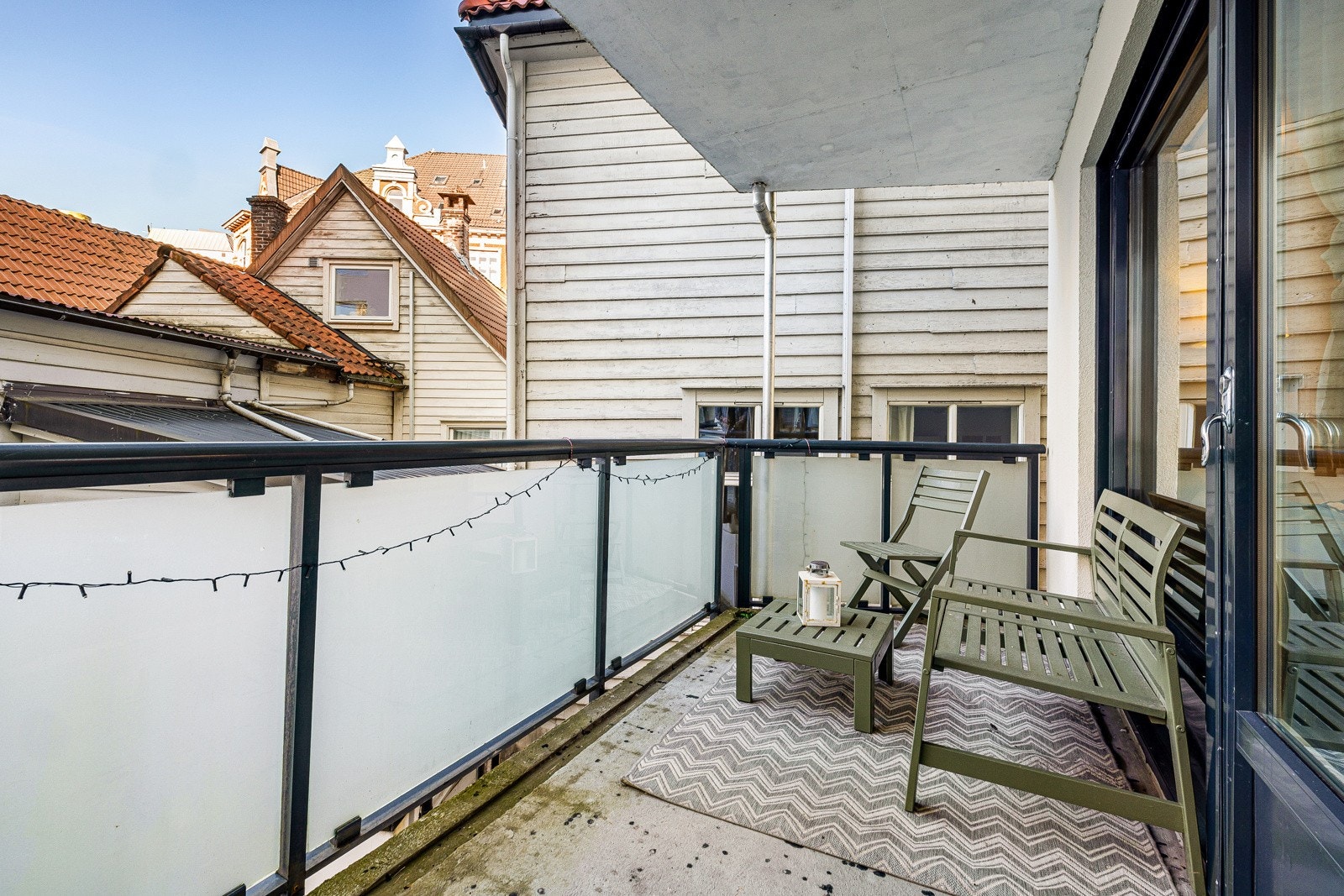 - Leiligheten er beliggende i 2. etasje og altan på 7 m² er vendt mot sør/vest. Rekkverk med frostet glass. - Galleribilde