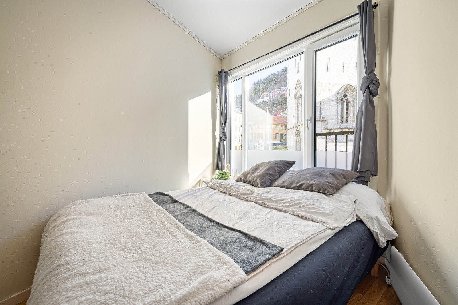 Det er plass til dobbelt seng og garderobe på begge soverommene. - Galleribilde