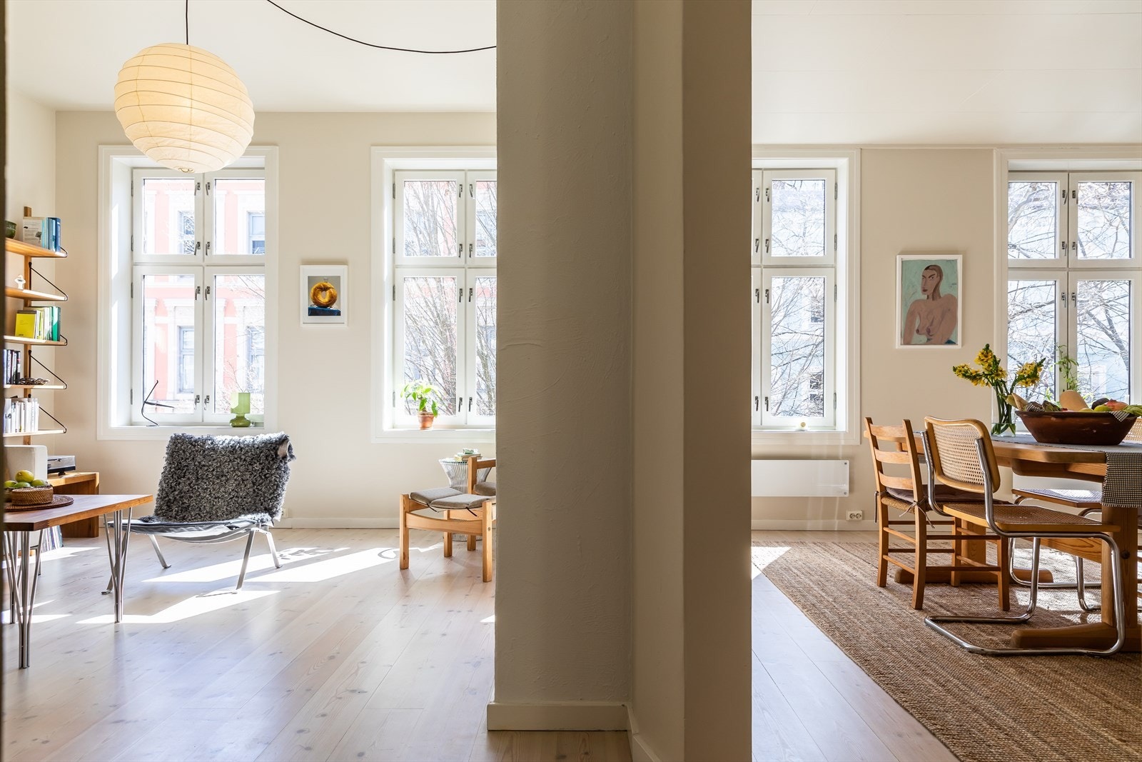 To delt stue med plass til sofagruppe og spisebord Galleribilde