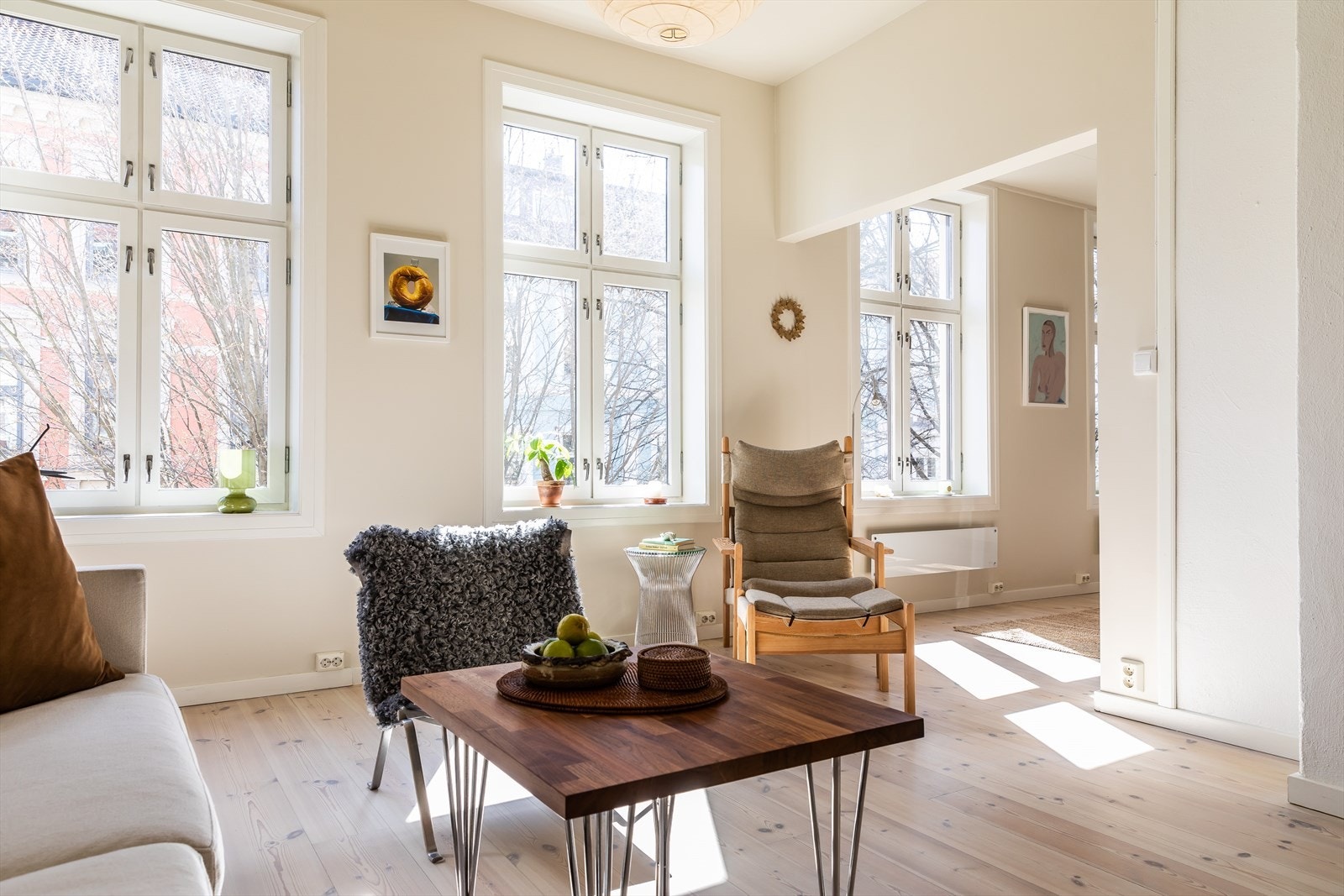 De store og mange vinduene gir rikelig med naturlig lys Galleribilde