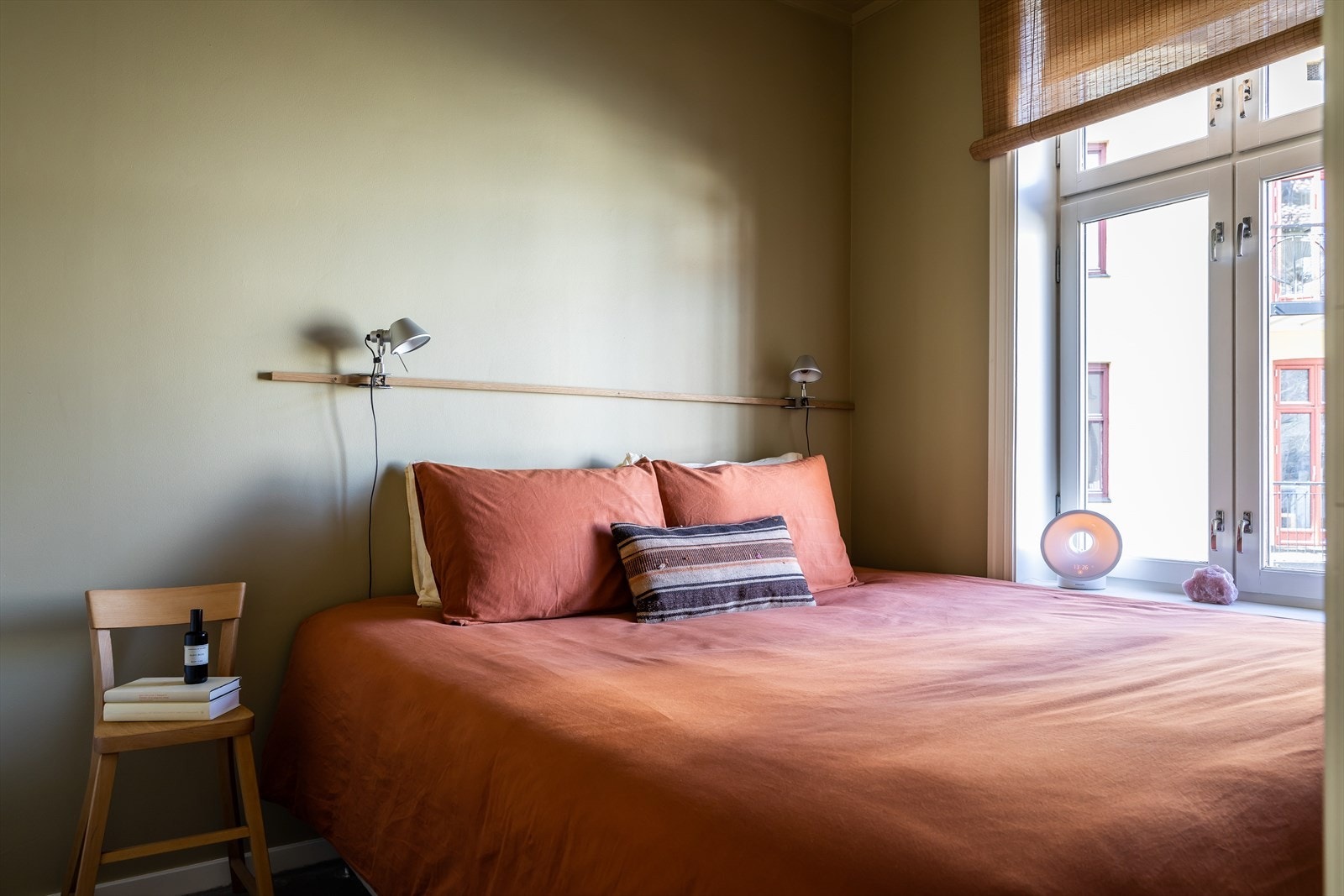 Hovedsoverom med plass til stor seng Galleribilde