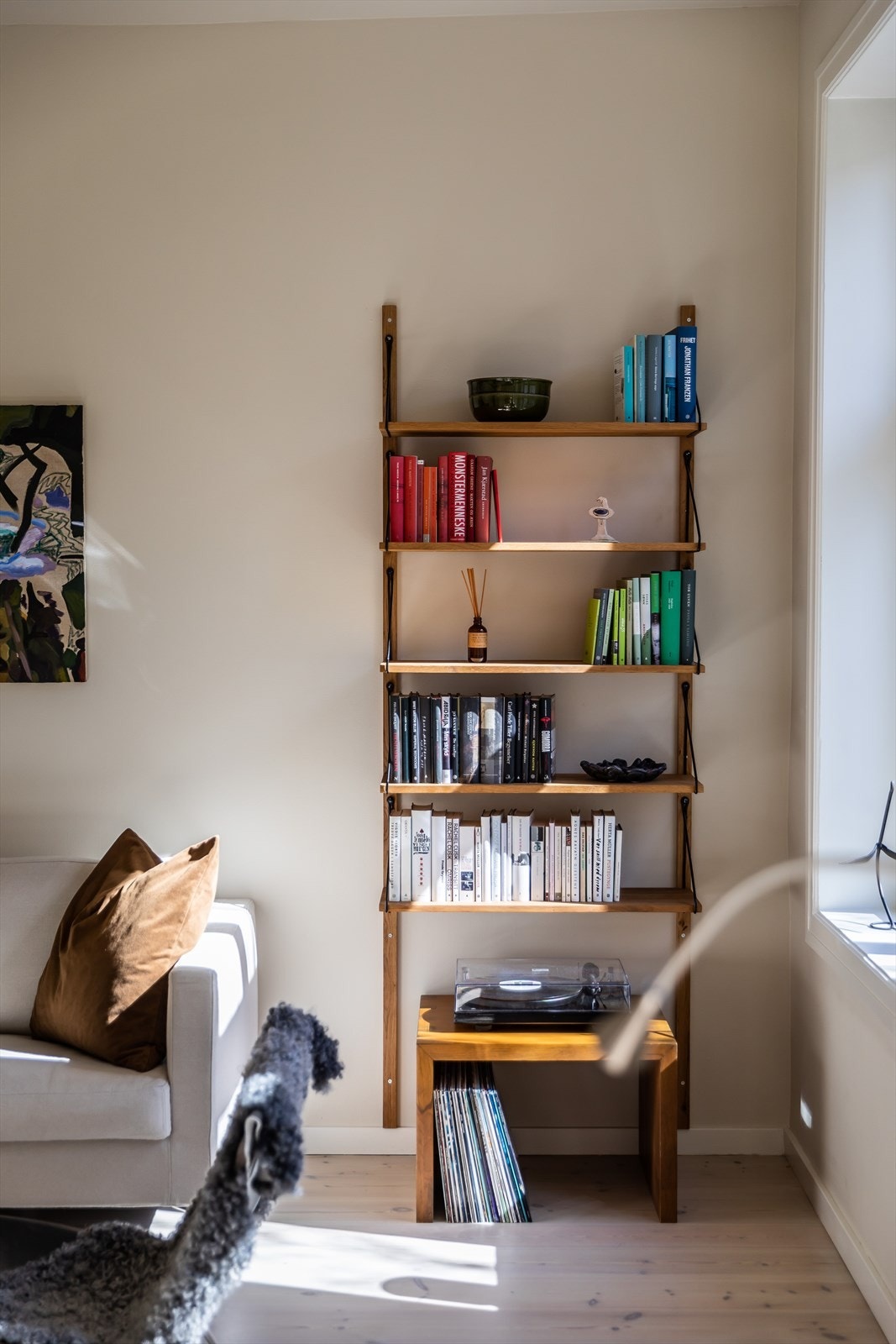 Det er store rom og en generøs takhøyde på ca. 3 meter Galleribilde