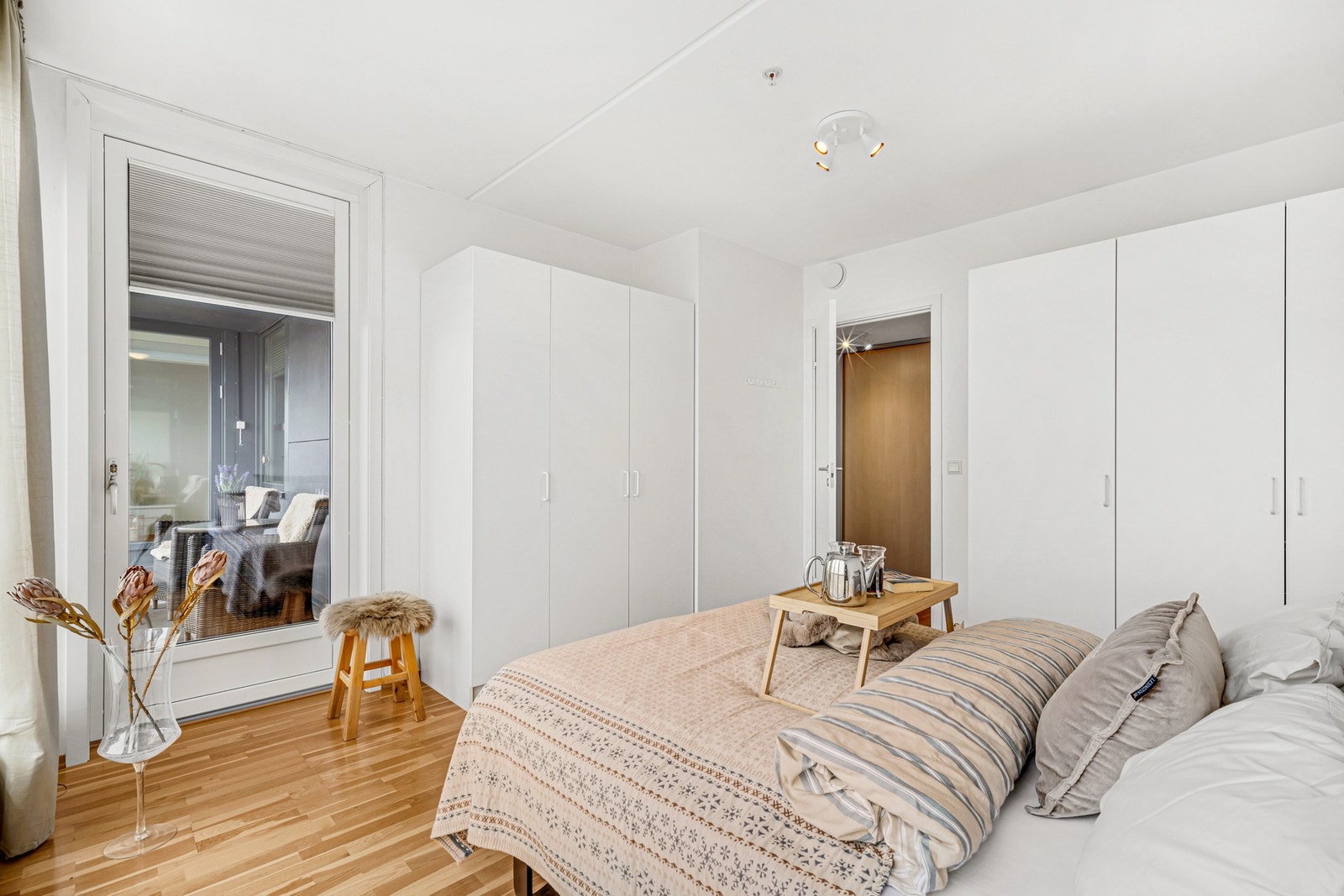 Utgang til balkong fra både soverom og stue. Galleribilde