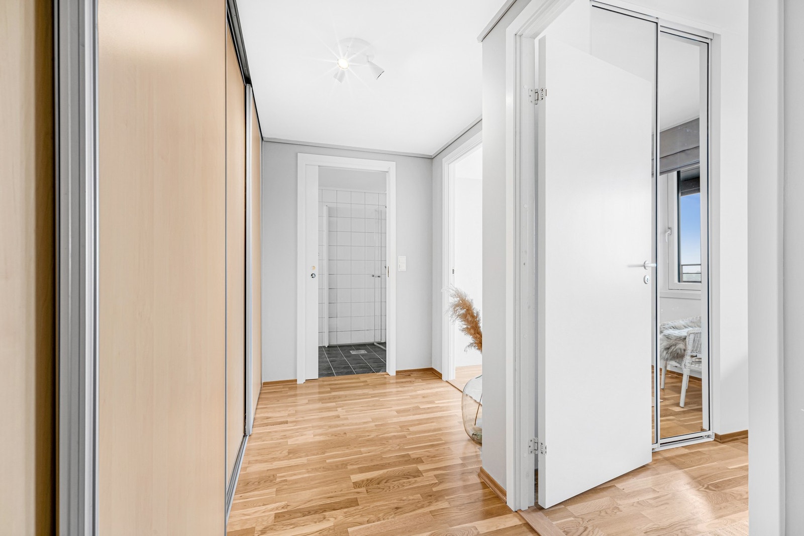 Gangen har en stor skyvedørsgarderobe som har rikelig med lagringsplass. Galleribilde