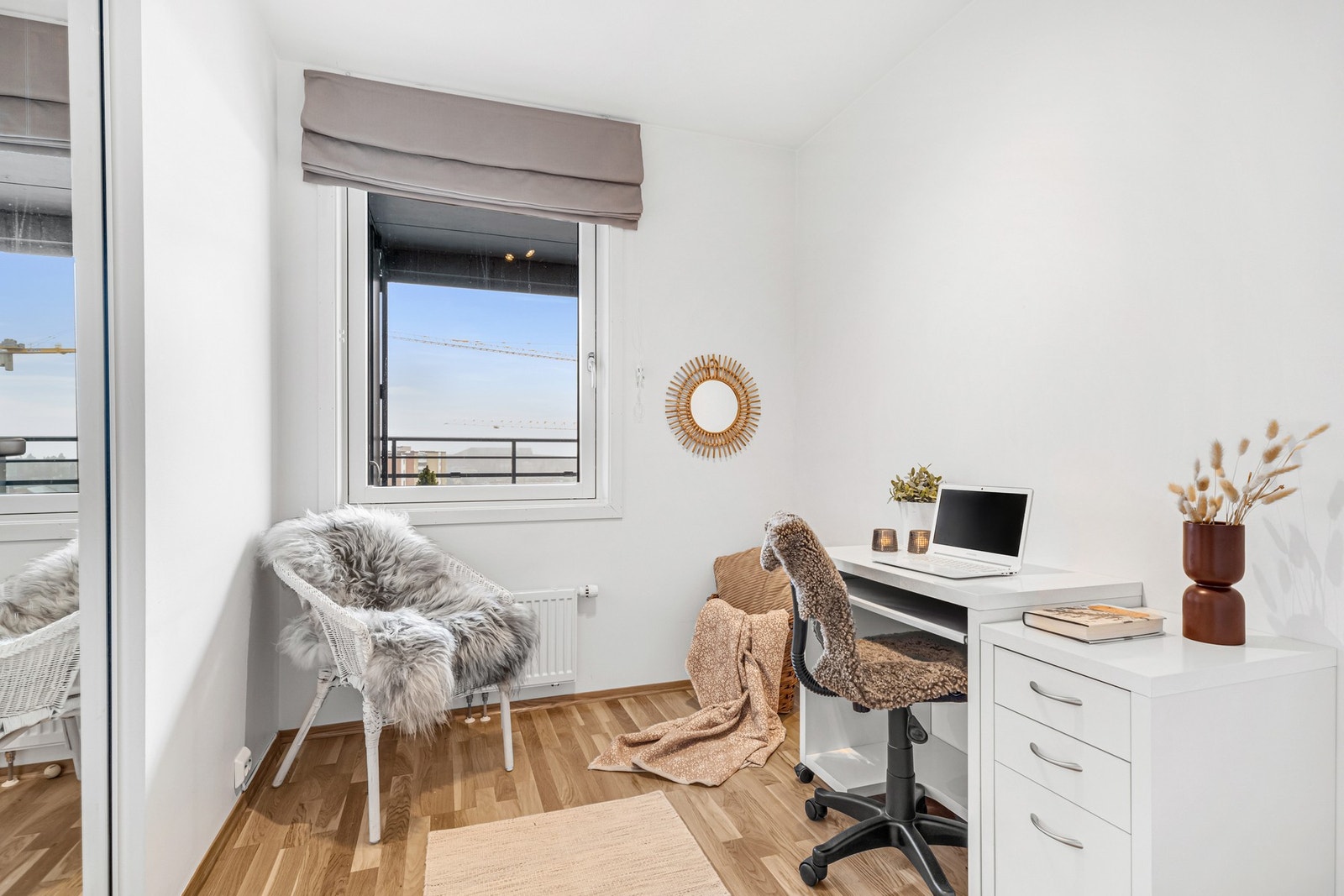 Soverom 2 har også plass til dobbeltseng og har integrert skyvedørsgarderobe. Galleribilde