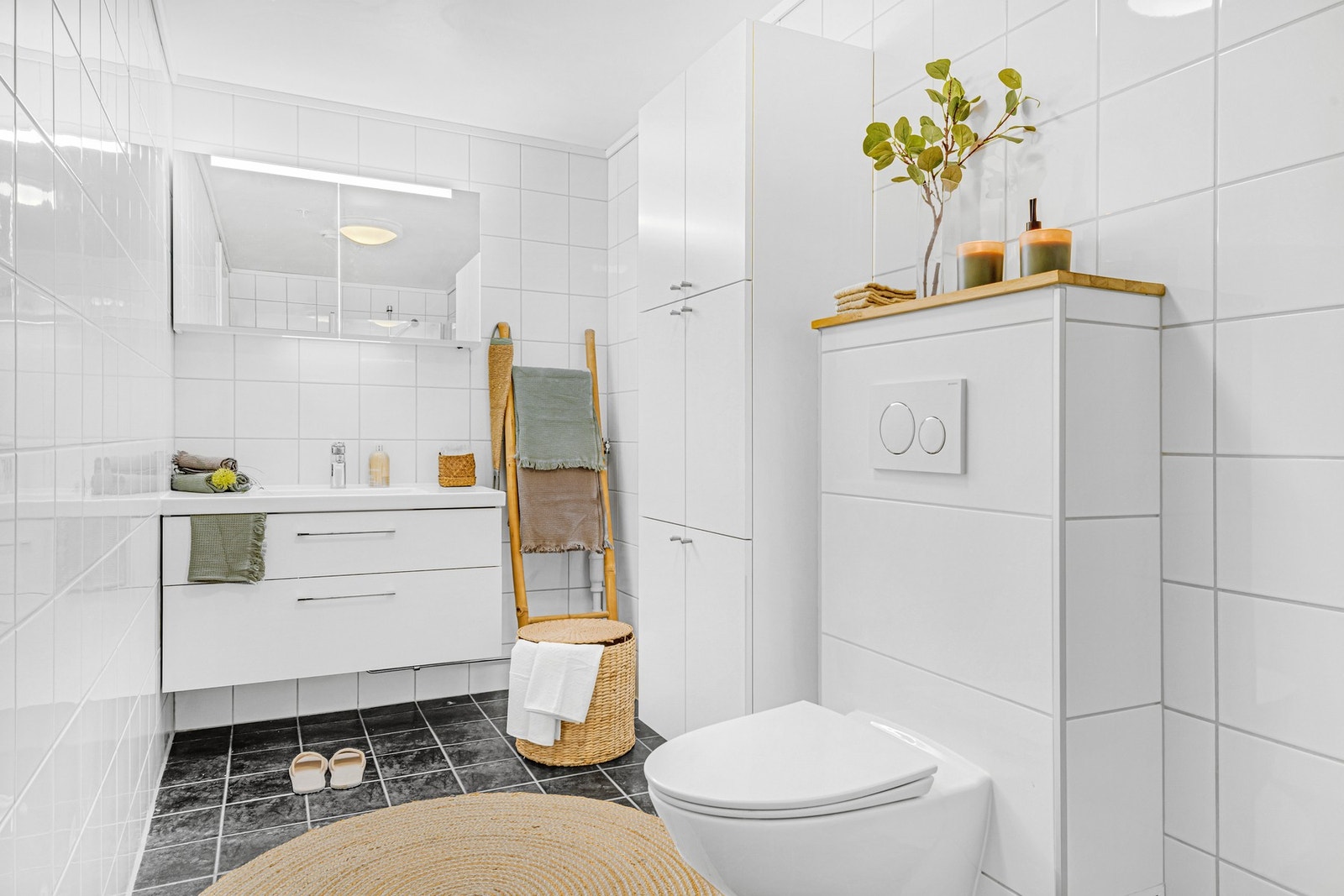 Pent og lyst baderom med opplegg for vaskemaskin. Galleribilde