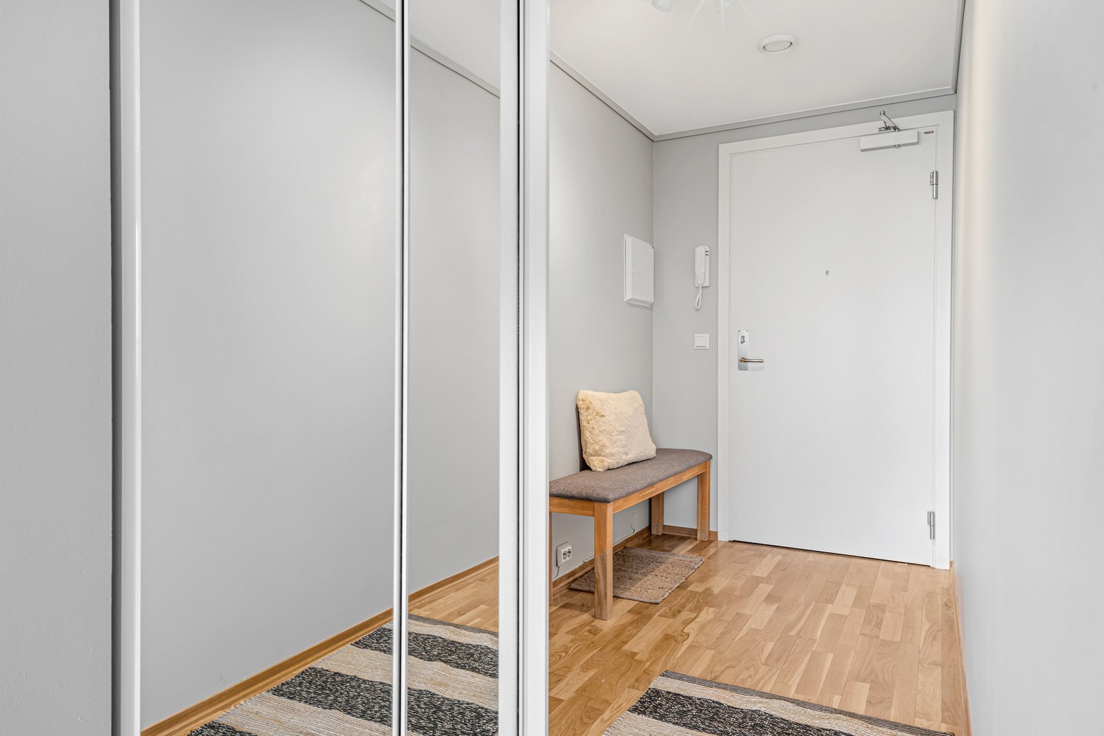 Her bor man kun en heistur unna "alt" man trenger i hverdagen med dagligvarebutikker, apotek, bussholdeplass, vinmonopol, legesenter, restaurant, tannlege mm. Galleribilde