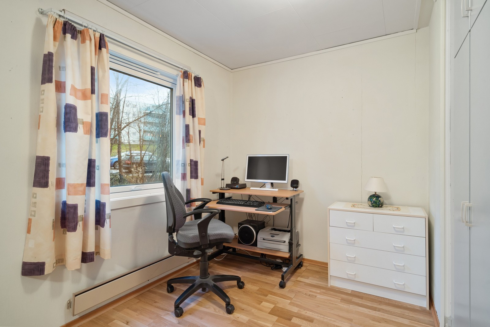 Soverom nr. 2 er romslig med plass til skrivepult.