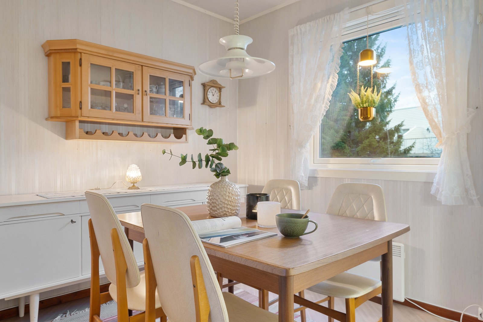 God plass til stort spisebord med plass til hele familien!