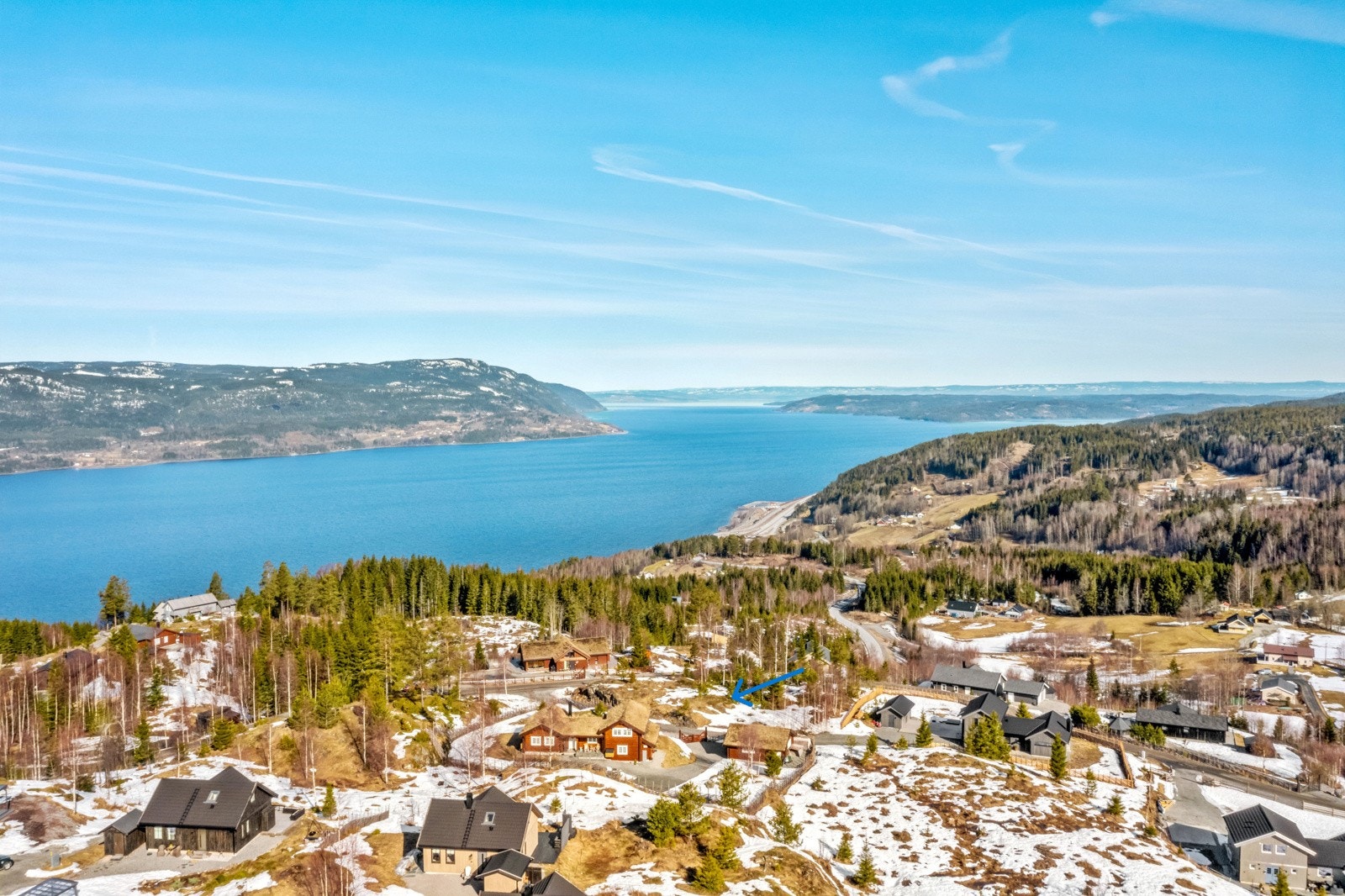 Tomten har gode solforhold og flott utsikt over Mjøsa! Galleribilde