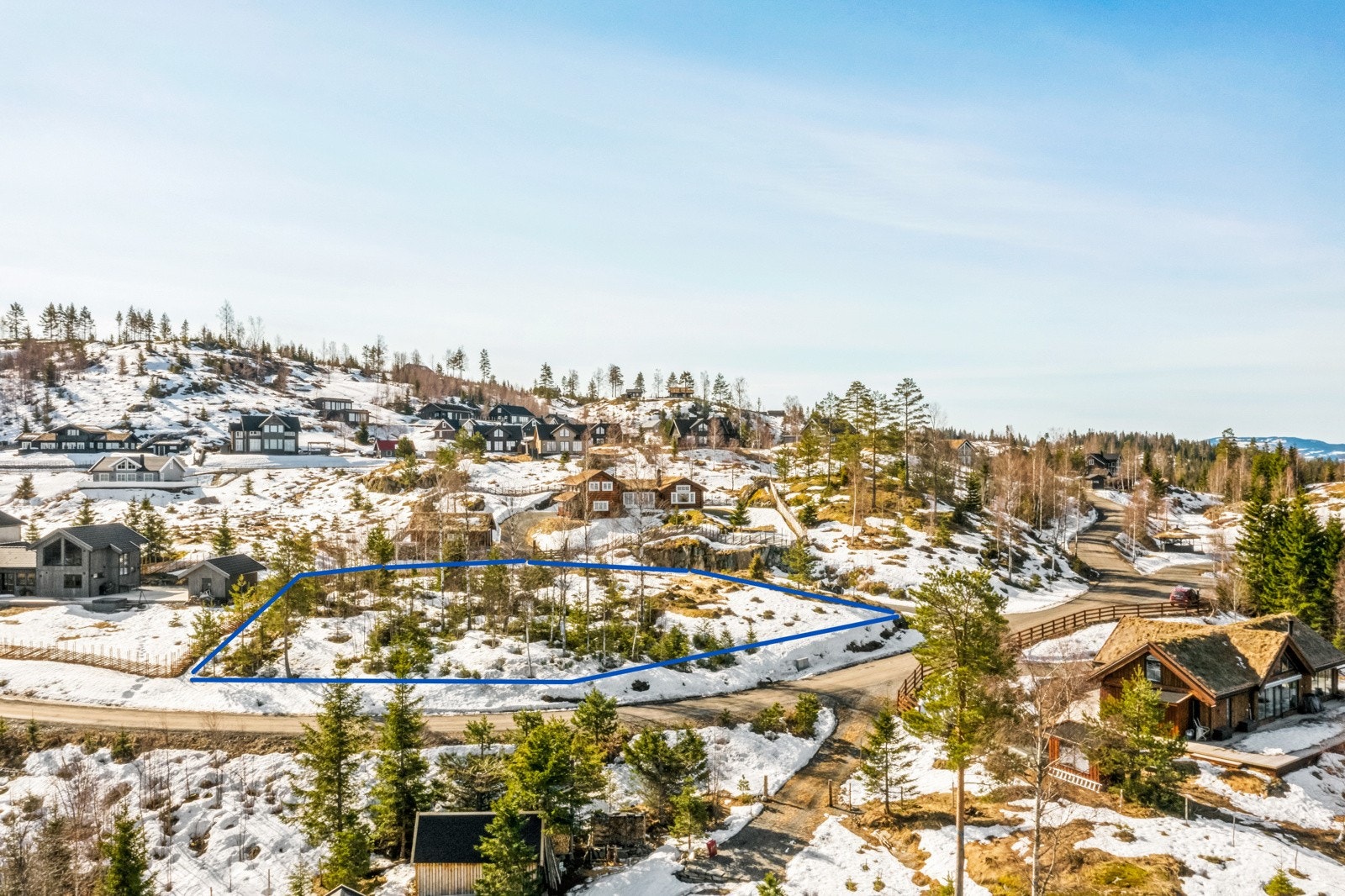 Stor og flat tomt på etablert hyttefelt. Galleribilde