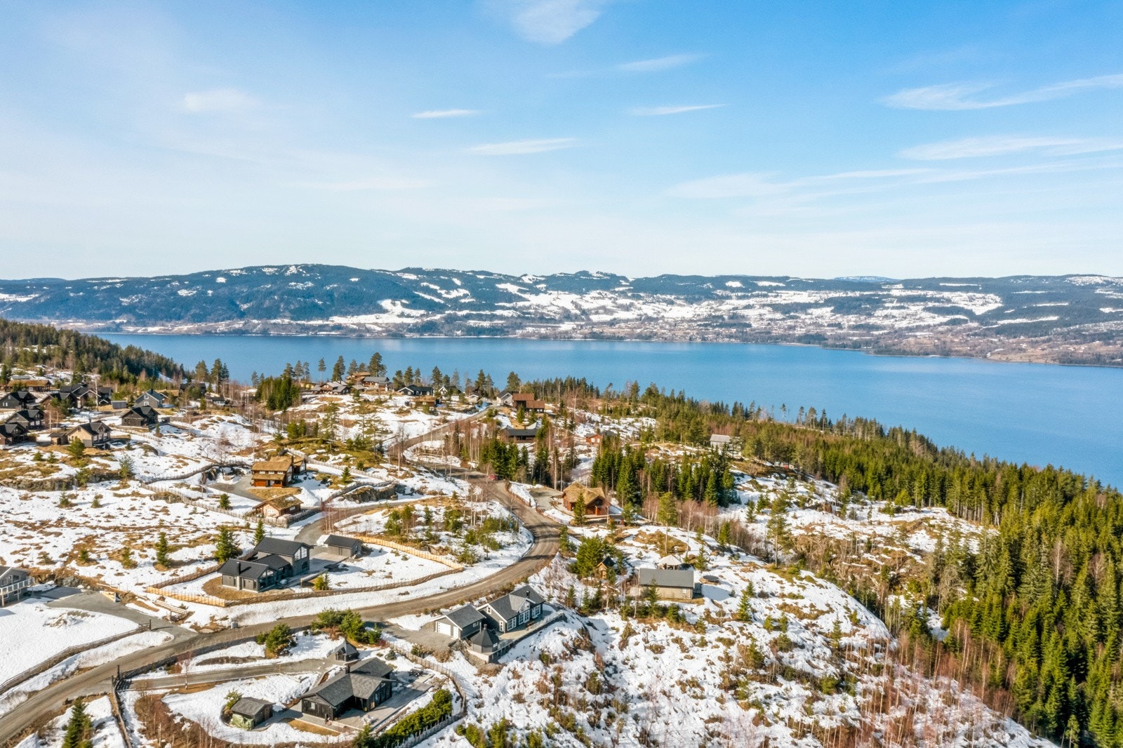 Hytteområdet byr på flotte turområder sommer som vinter, og fint fellesområde med aktiviteter for barna. Galleribilde