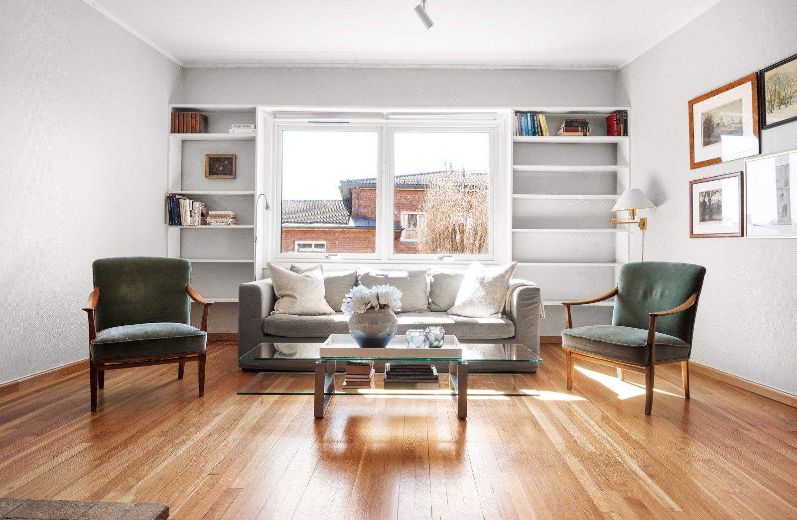 Leiligheten har en lys og pen stue med store vindusflater som sikrer gode lysforhold. Stuen oppleves som delikat og luftig. Galleribilde