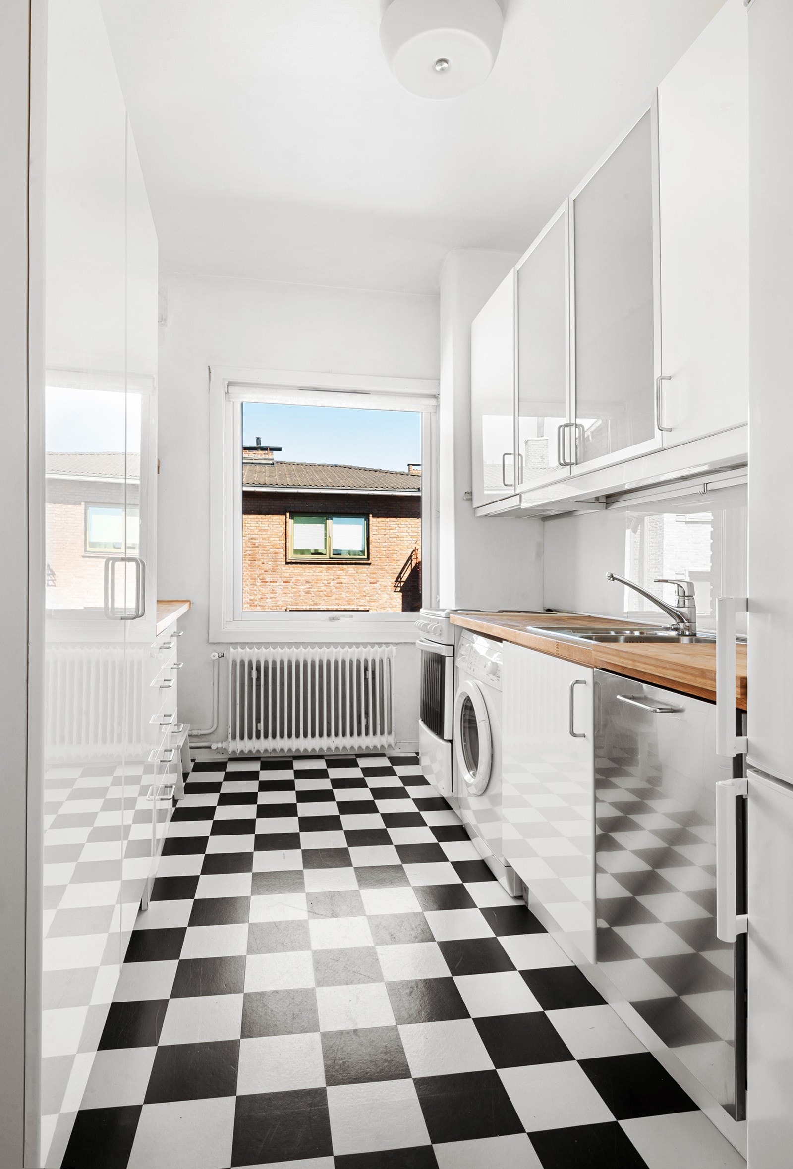 Leiligheten har et praktisk kjøkken med god skap- og benkeplass. Galleribilde