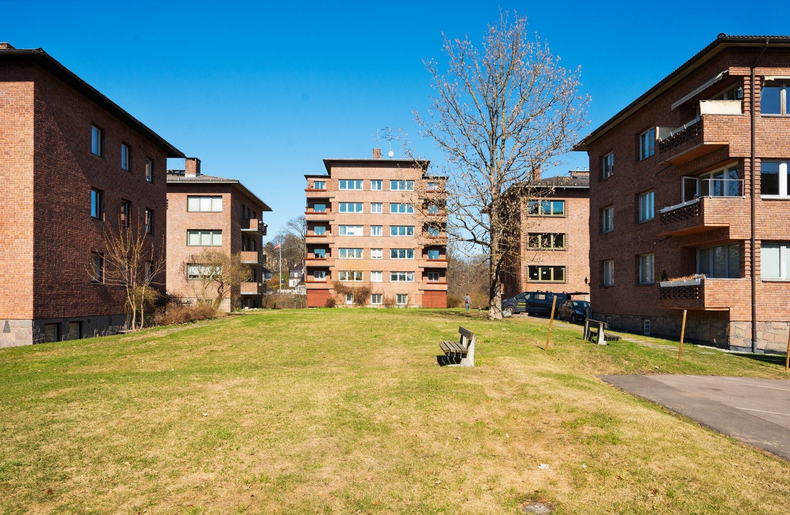 Leiligheten befinner seg sentralt i ett veletablert område, omringet av prominente bygårder og fasjonable strøk. Madserud/Frogner er et urbant område, og passer perfekt dersom man ønsker å bo sentralt med umiddelbar nærhet og enkel adgang til alt. Galleribilde