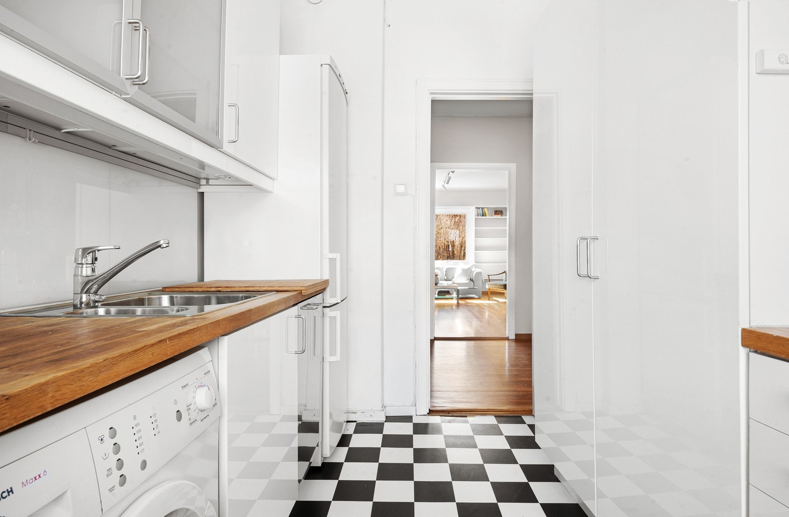 Det er integrert koketopp, stekeovn, oppvaskmaskin og kjøleskap med fryser. Galleribilde