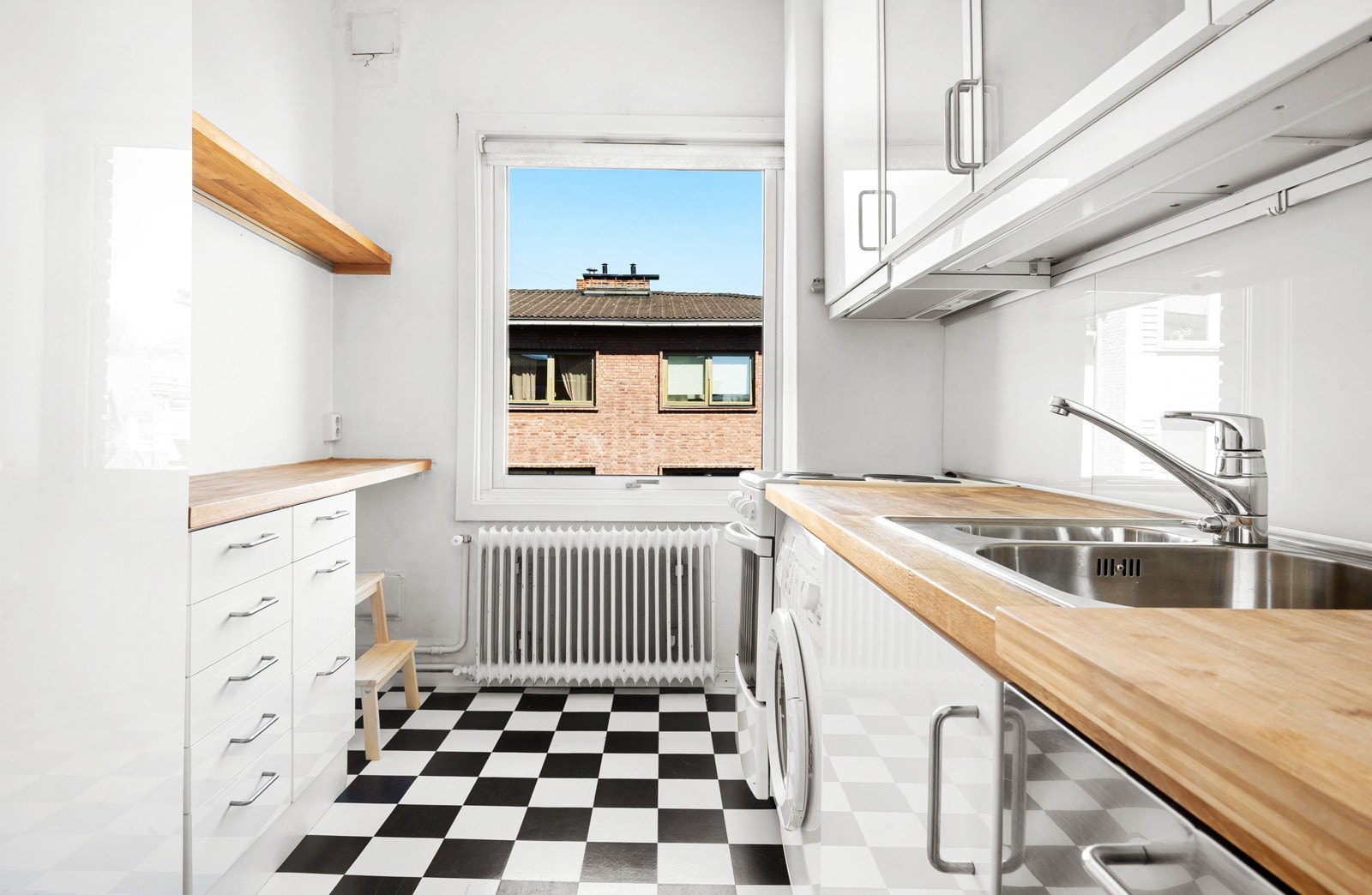 Kjøkkeninnredningen består av hvitfolierte fronter og frostet glass. Heltre benkeplater med malte overflater. Galleribilde