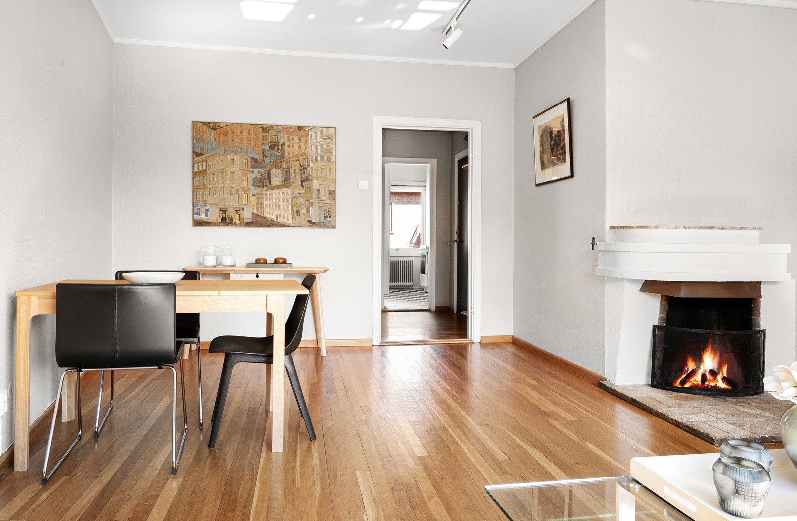 Videre er det god plass til spisegruppe i stuen. Galleribilde