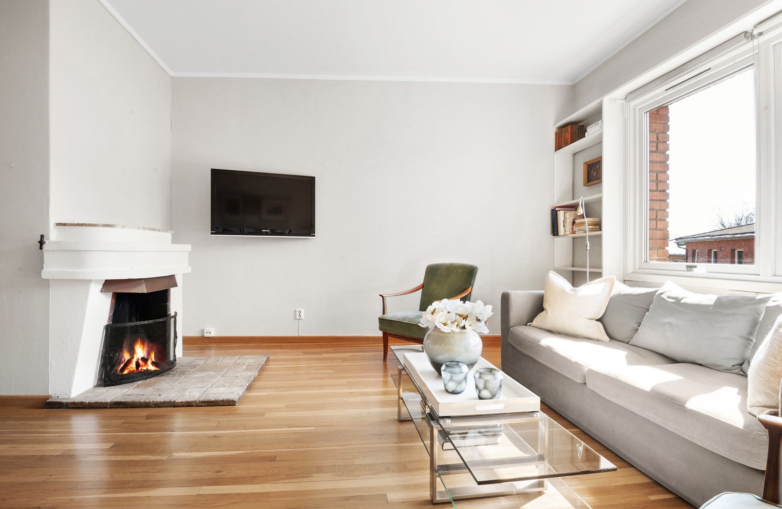 Stuen blir et herlig oppholdsrom som naturlig blir boligens samlingspunkt. Galleribilde